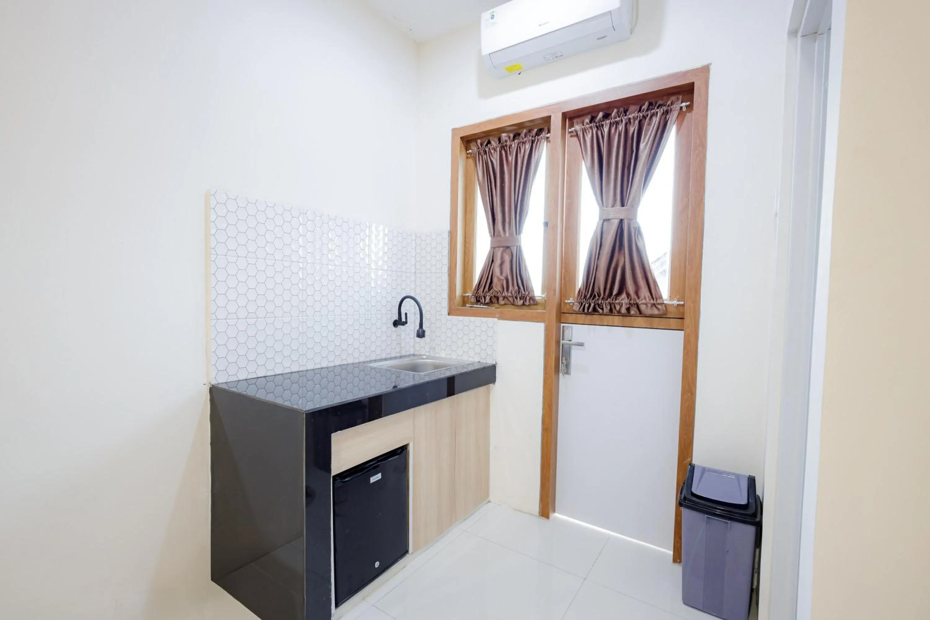 Kitchen or kitchenette in Urbanview Hotel Syariah The Ragunan Residence