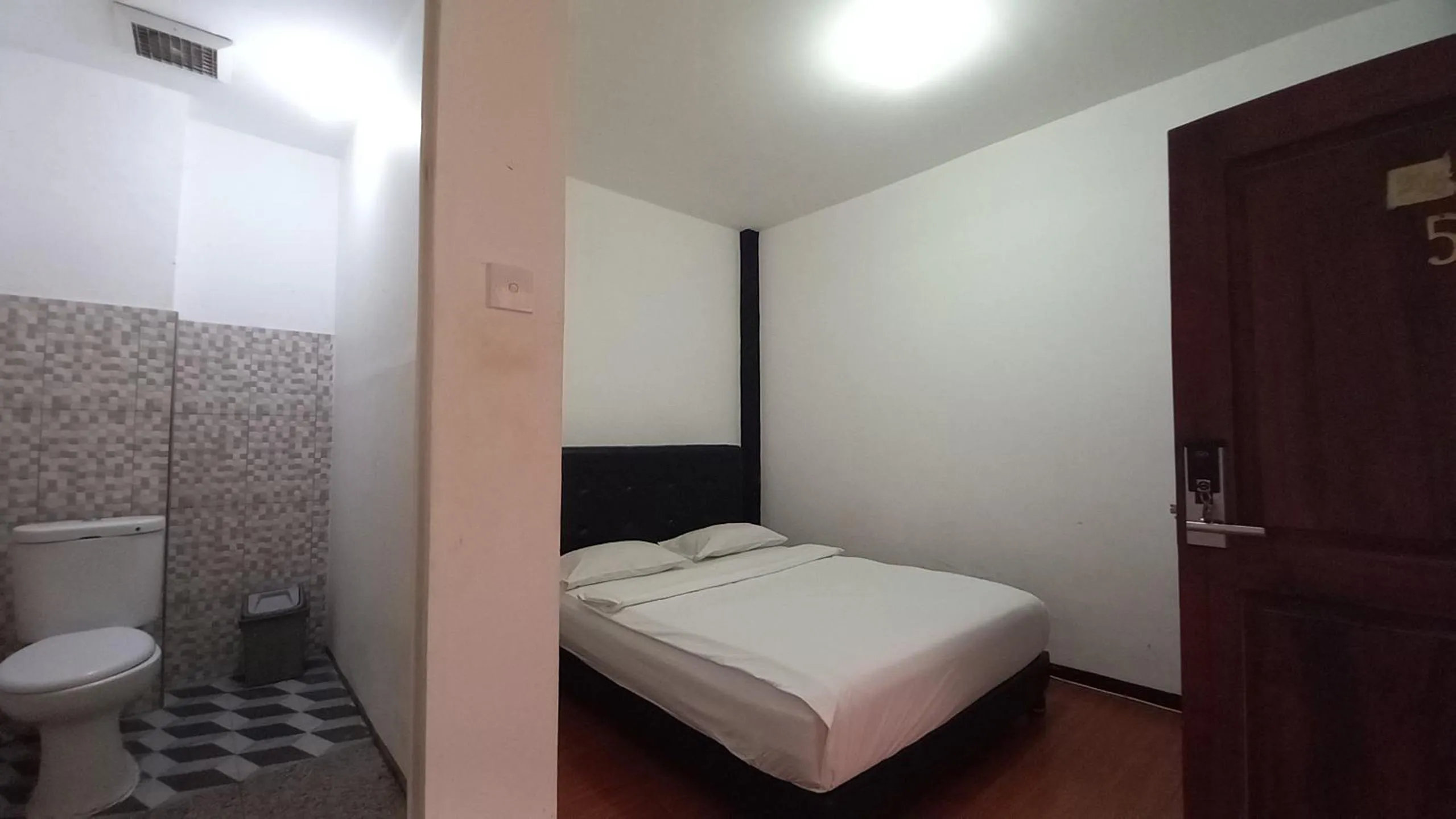 Toilet in dC Hotel & Hostel