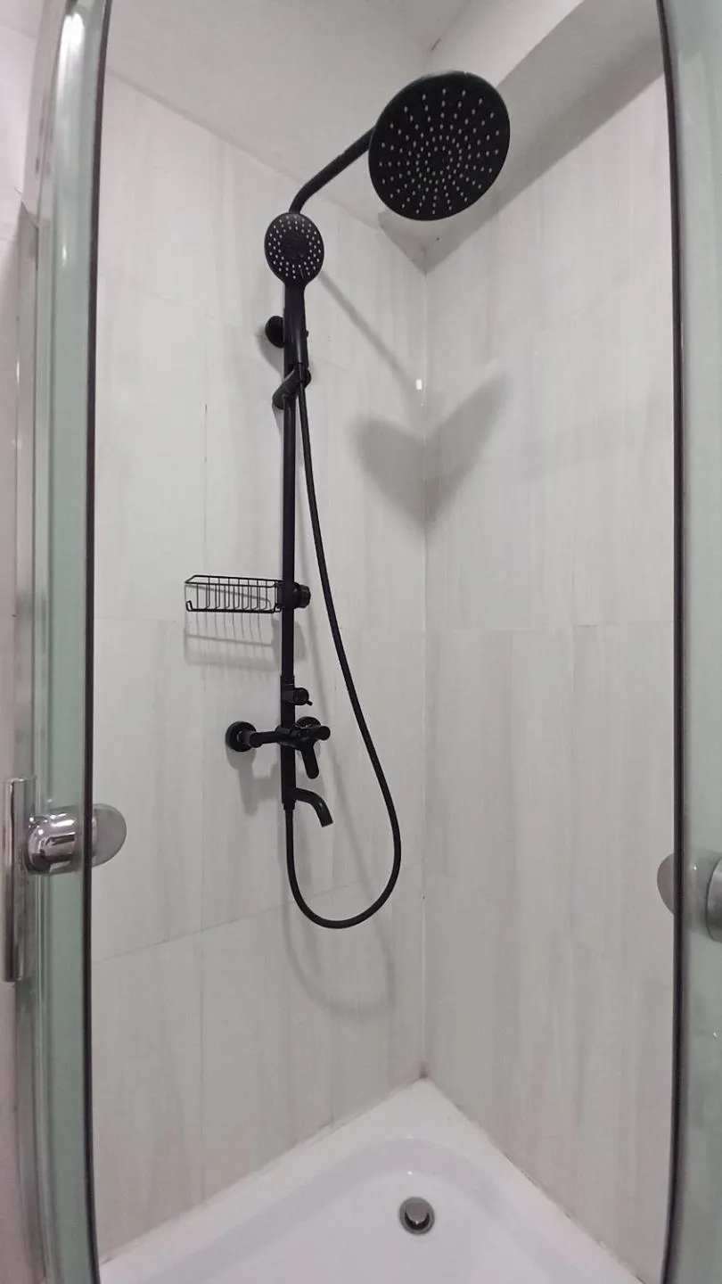 Shower in dC Hotel & Hostel