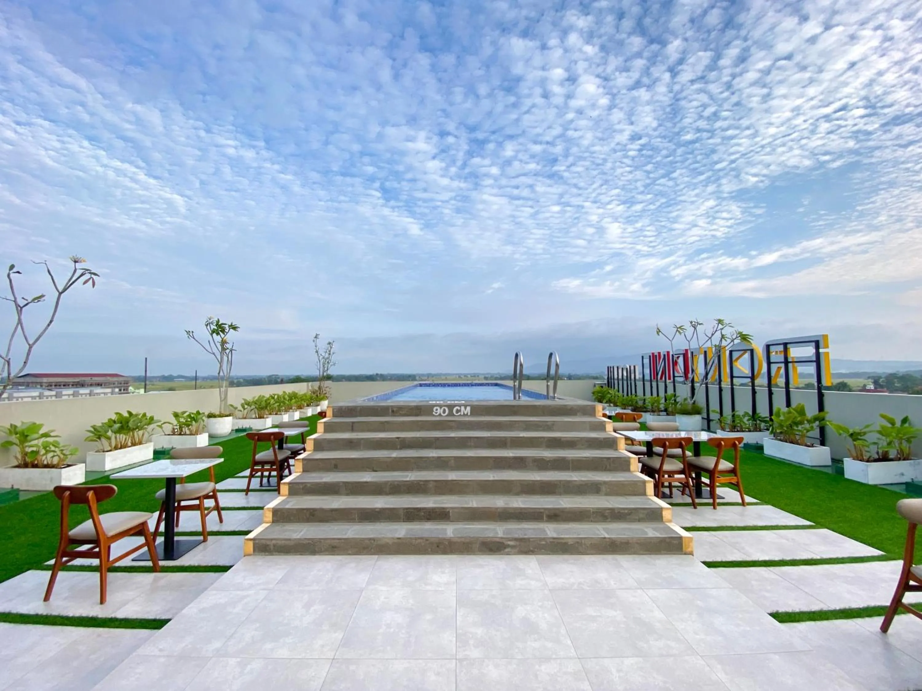 Restaurant/places to eat in Front One Hotel Gombong