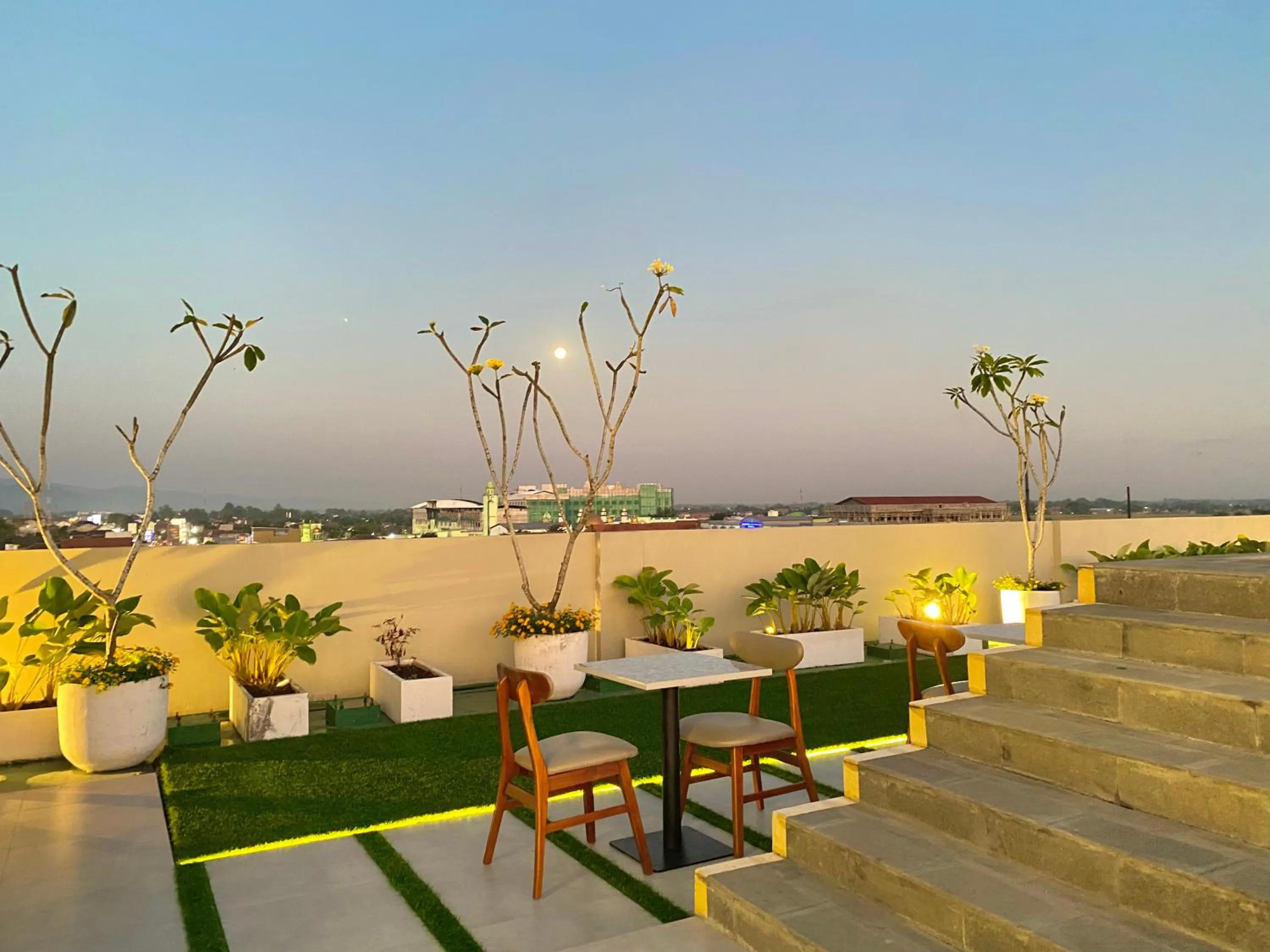 Restaurant/places to eat in Front One Hotel Gombong