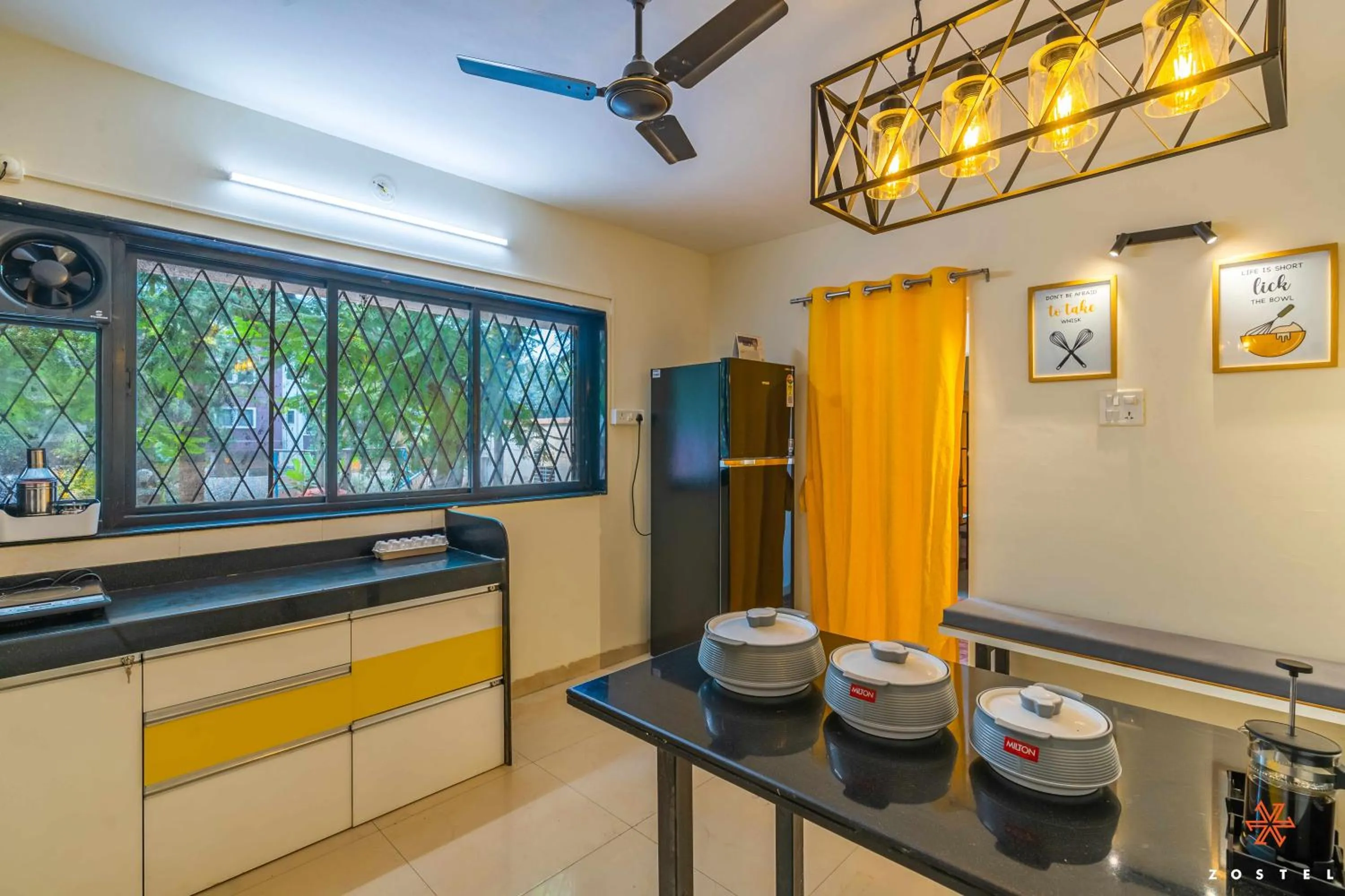 Restaurant/places to eat in Zostel Pune (Viman Nagar)