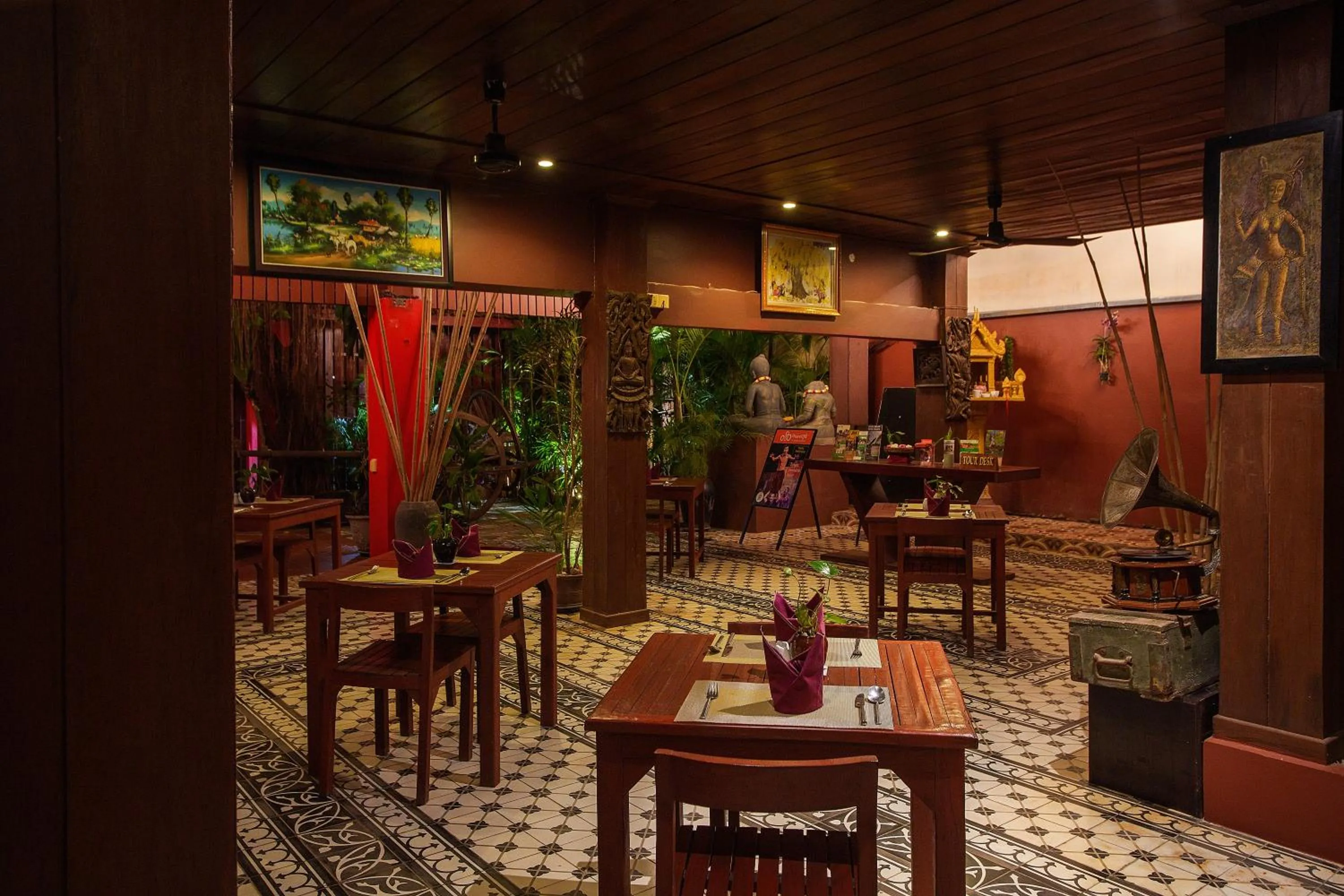 Restaurant/places to eat in RESIDENCE 1960