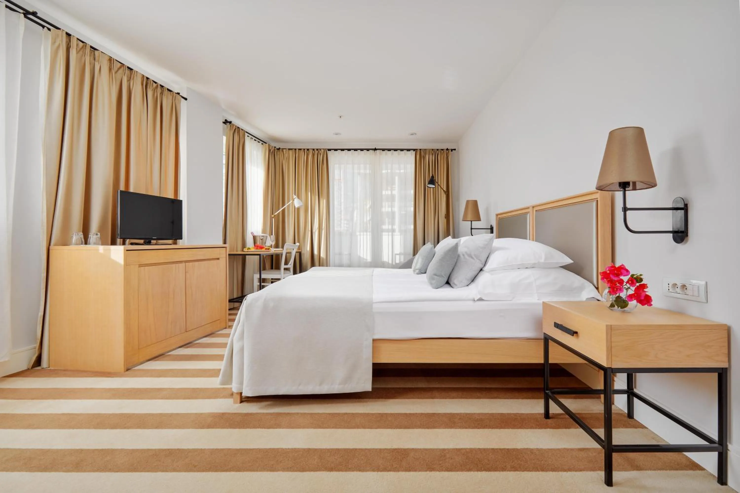 Text overlay in Hotel Budva