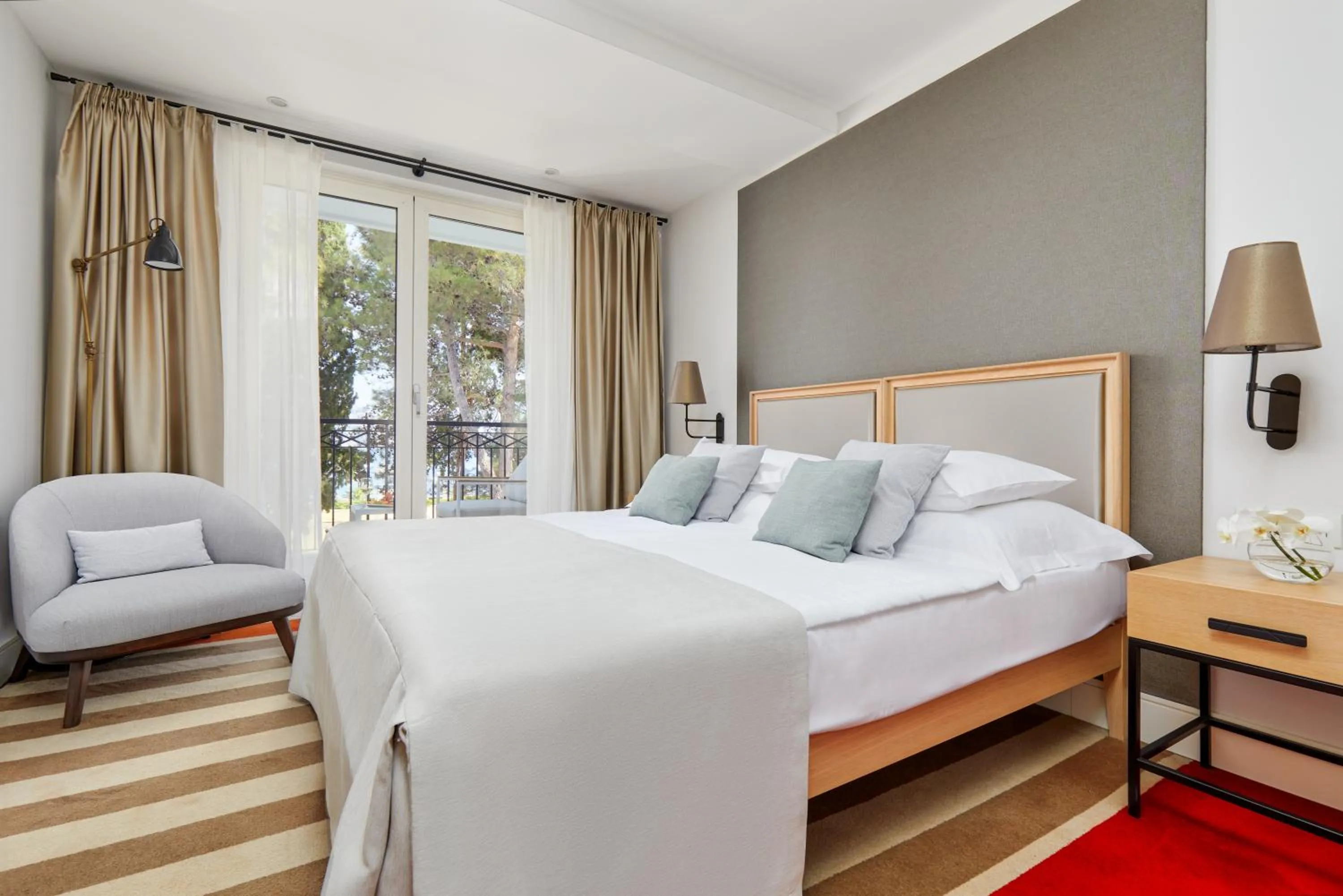 Text overlay in Hotel Budva