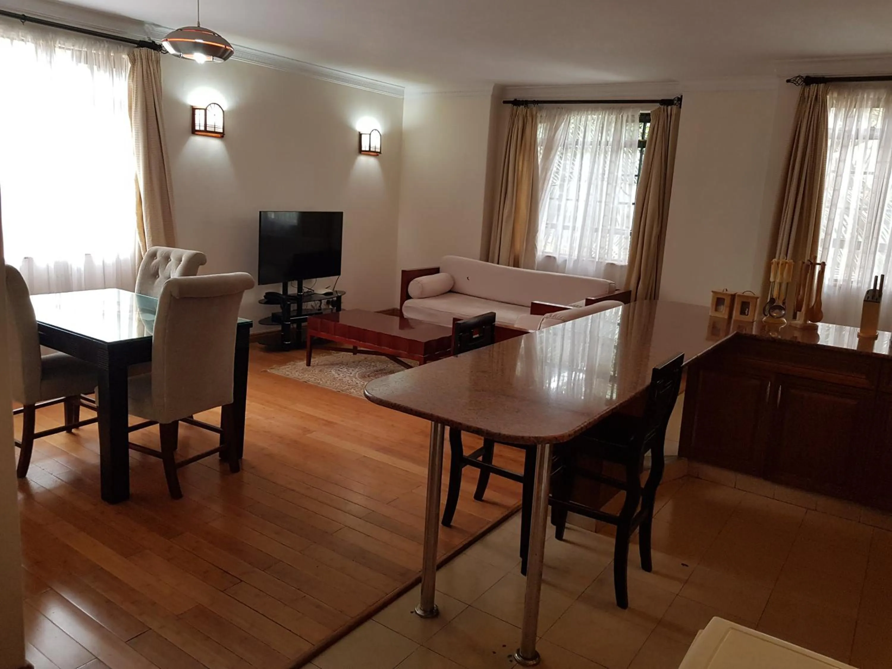 TV and multimedia in Natural Oak Apartments