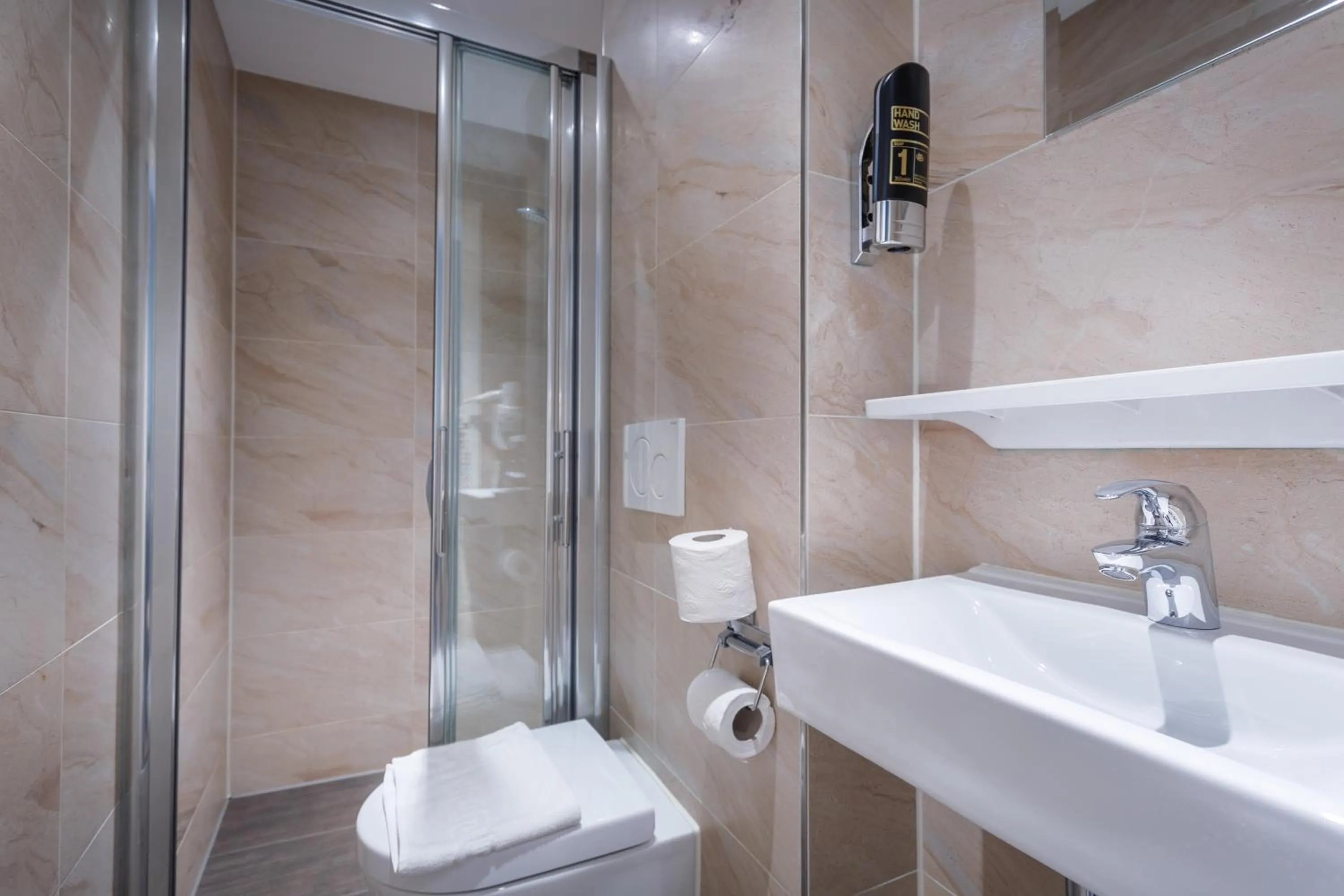 Shower in The Old Nickel Hotel