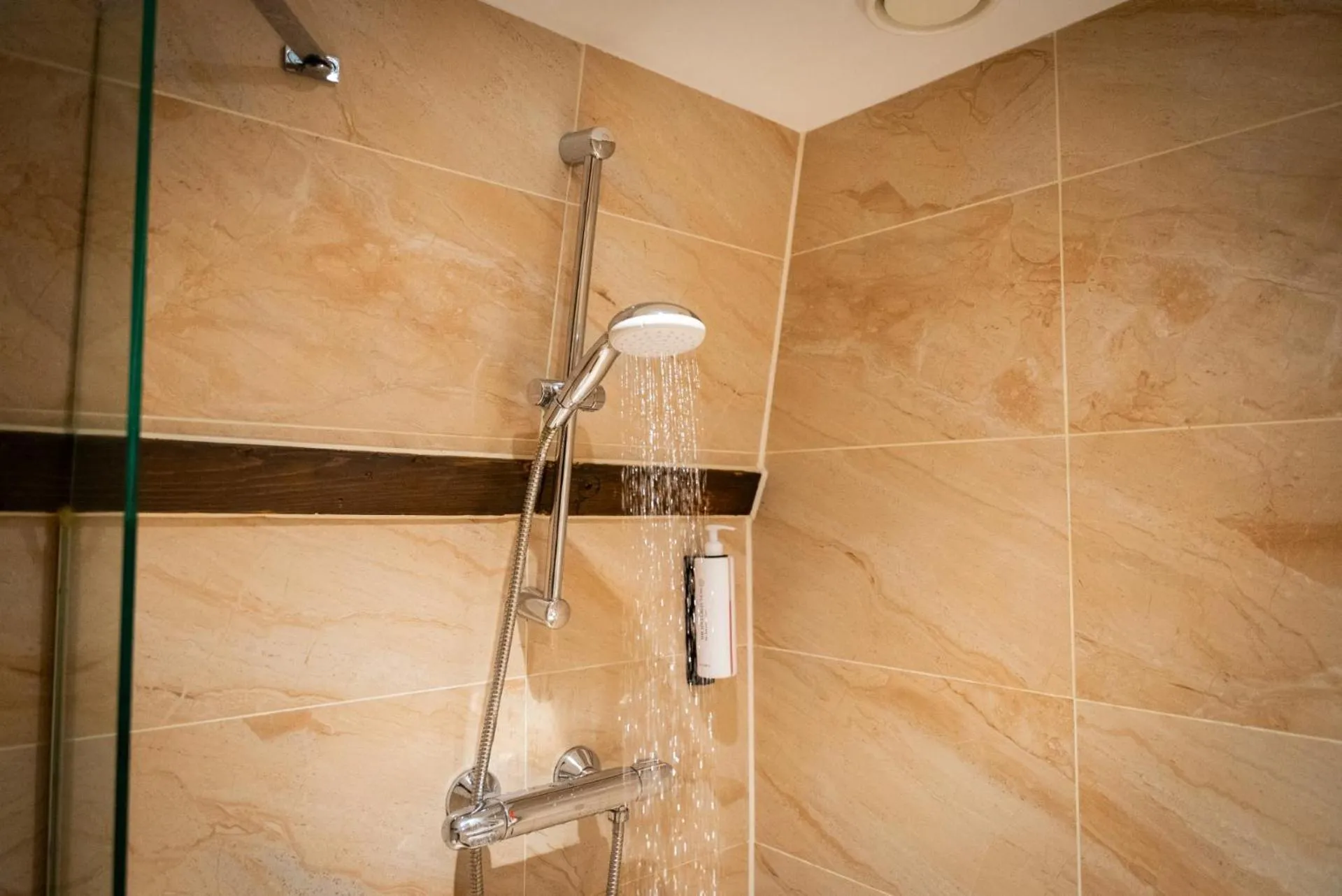 Shower in The Old Nickel Hotel