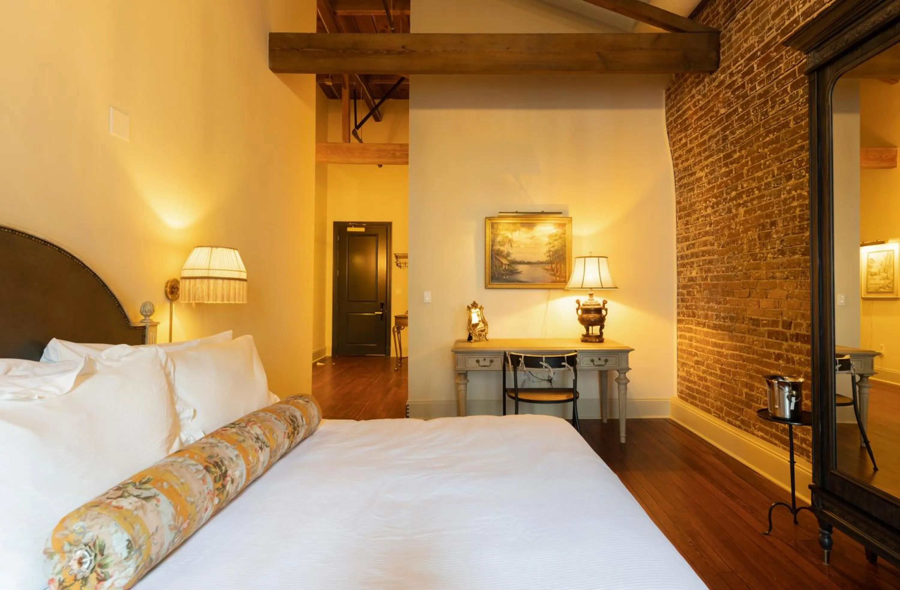 Bed in Hotel Cleo, Knoxville Downtown, a Tribute Portfolio Hotel