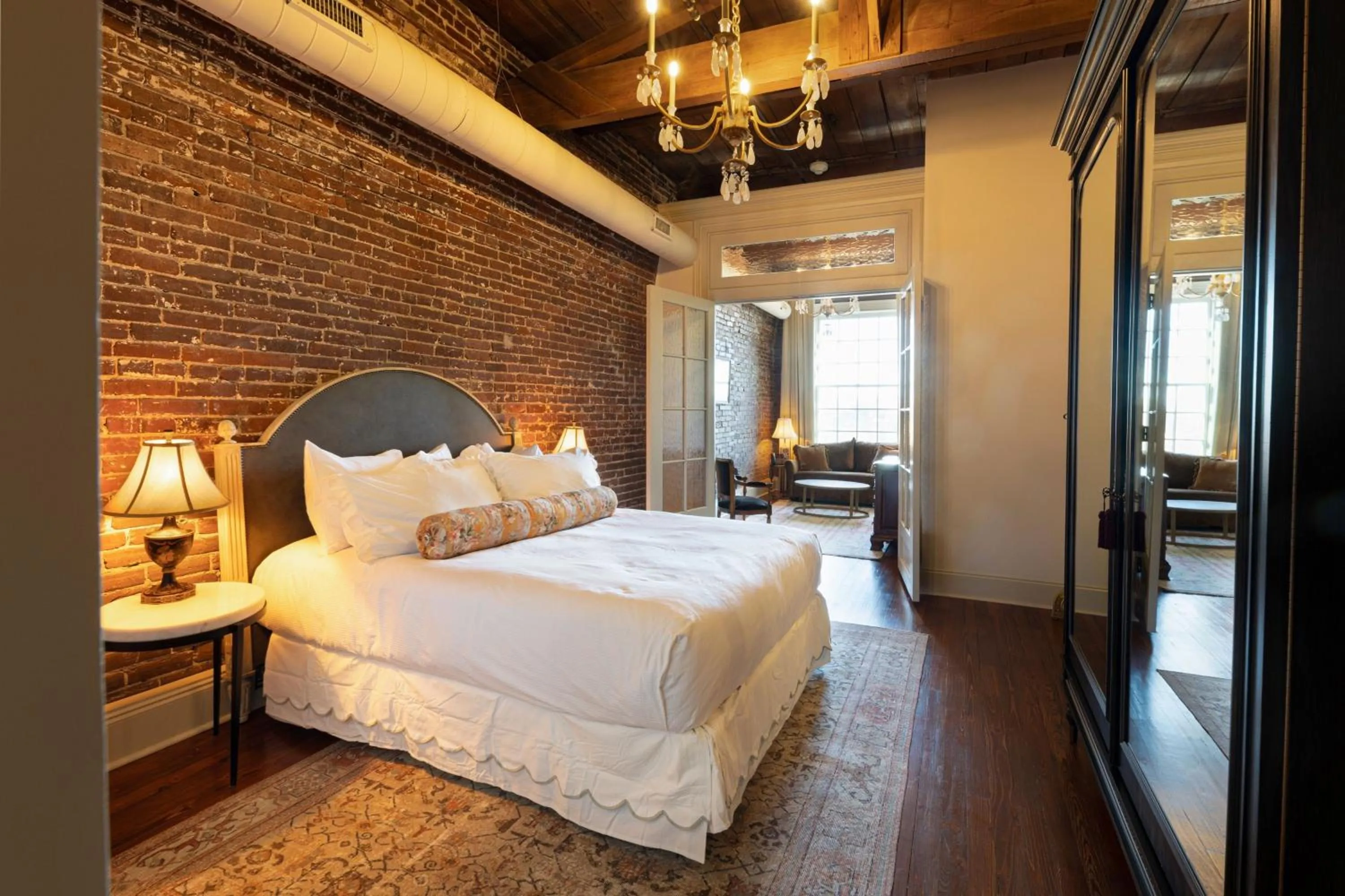 Photo of the whole room, Bed in Hotel Cleo, Knoxville Downtown, a Tribute Portfolio Hotel