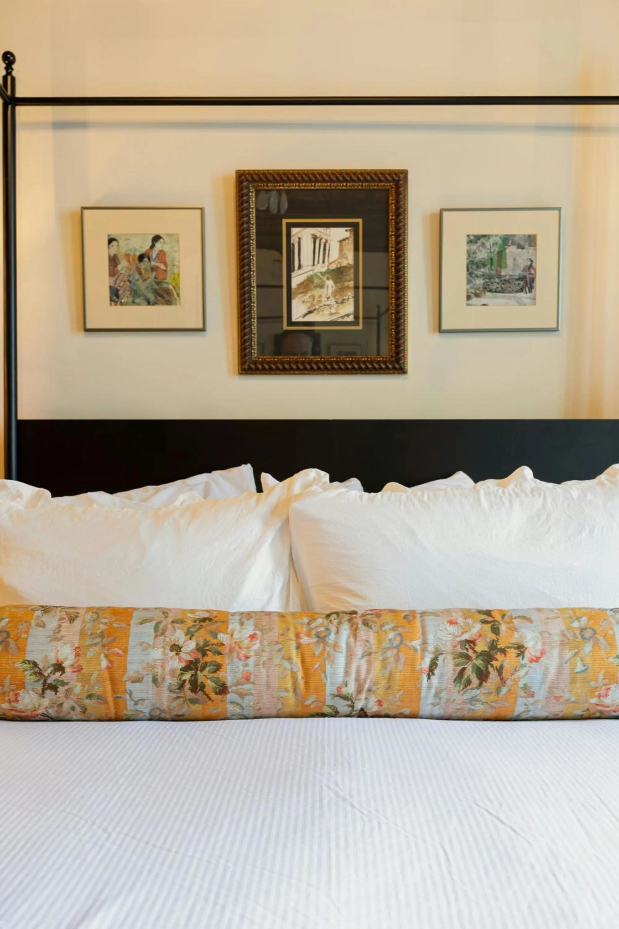 Photo of the whole room, Bed in Hotel Cleo, Knoxville Downtown, a Tribute Portfolio Hotel