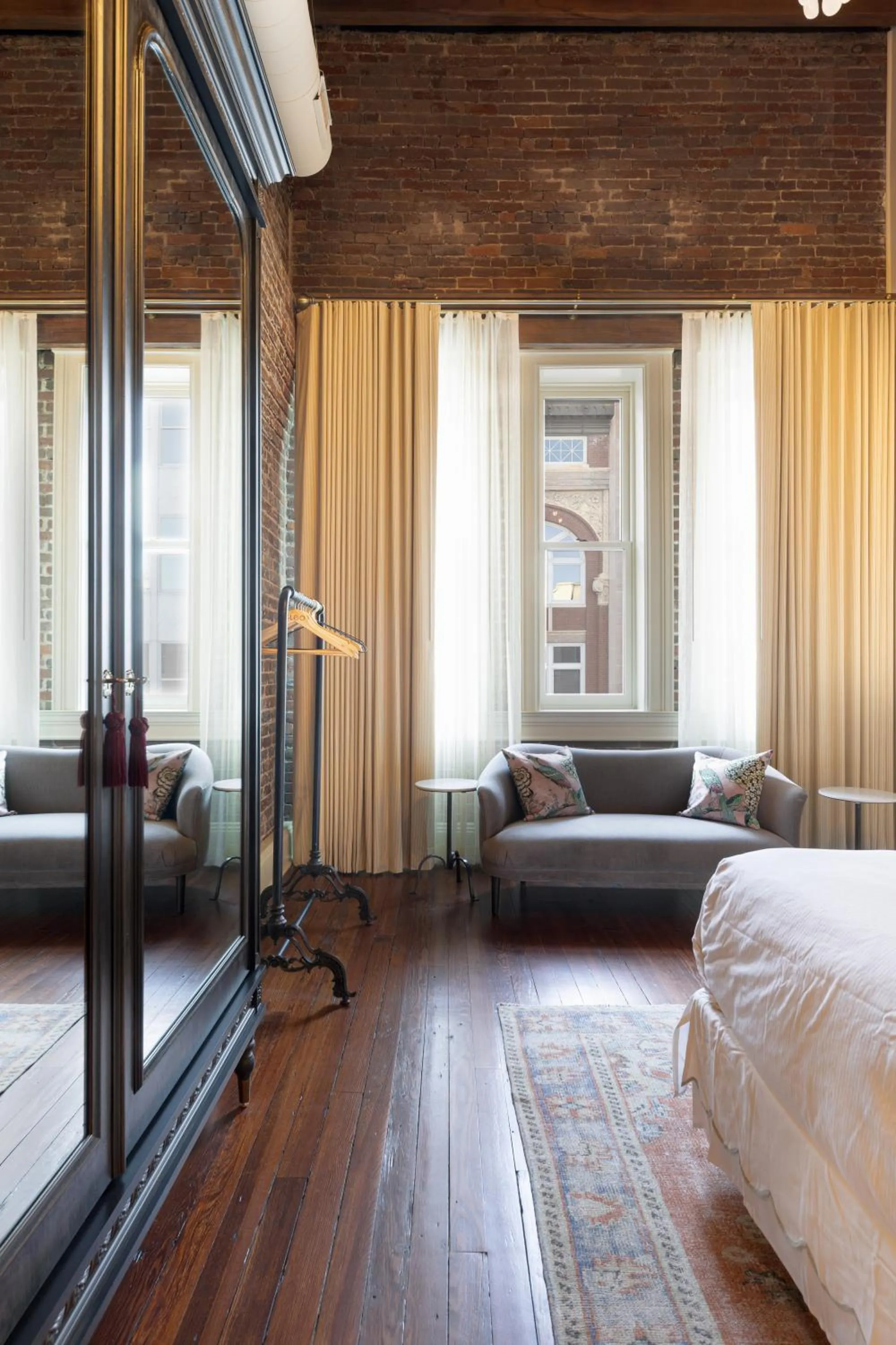 Bed in Hotel Cleo, Knoxville Downtown, a Tribute Portfolio Hotel