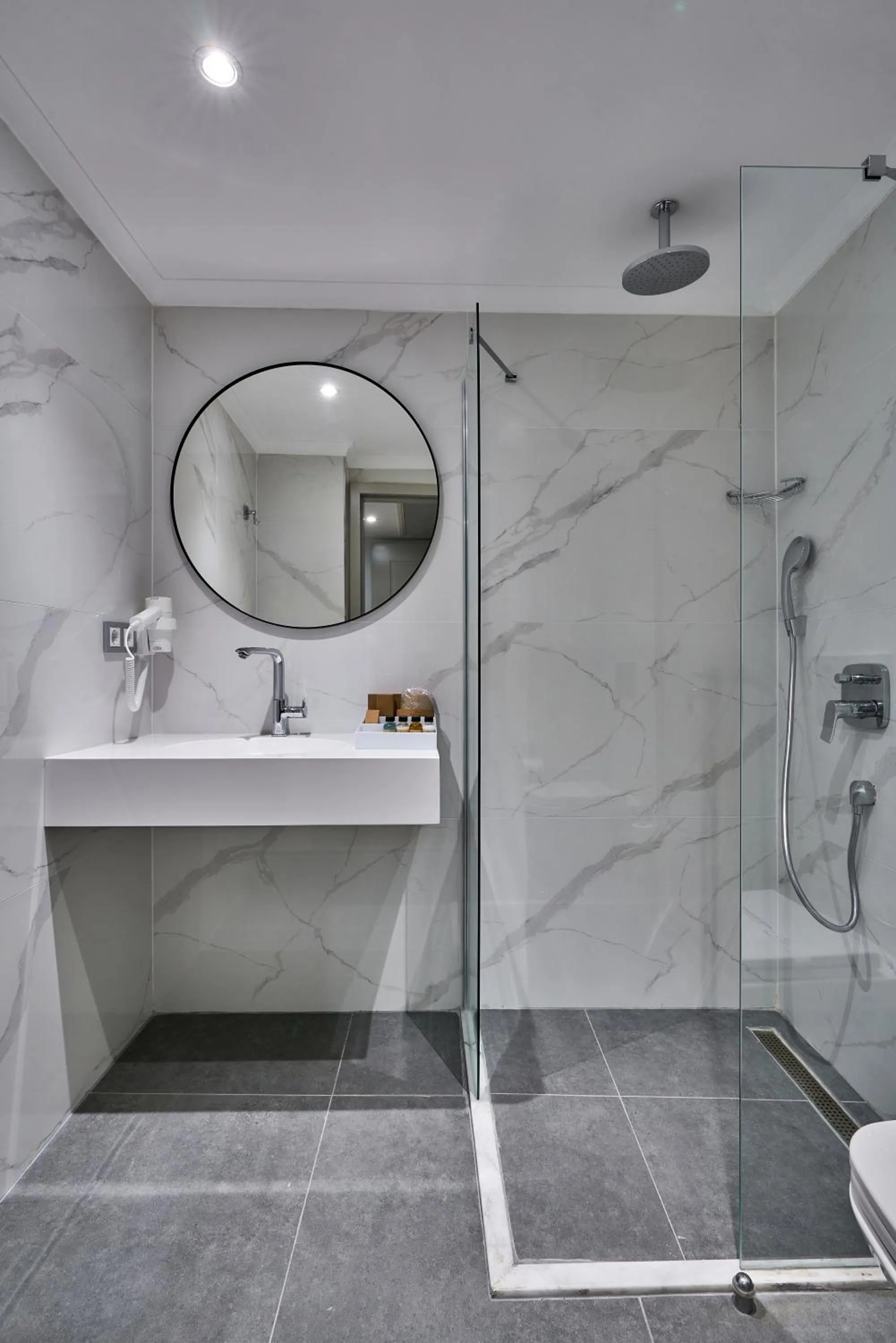 Shower in Joyway Hotels Istanbul Sultanahmet