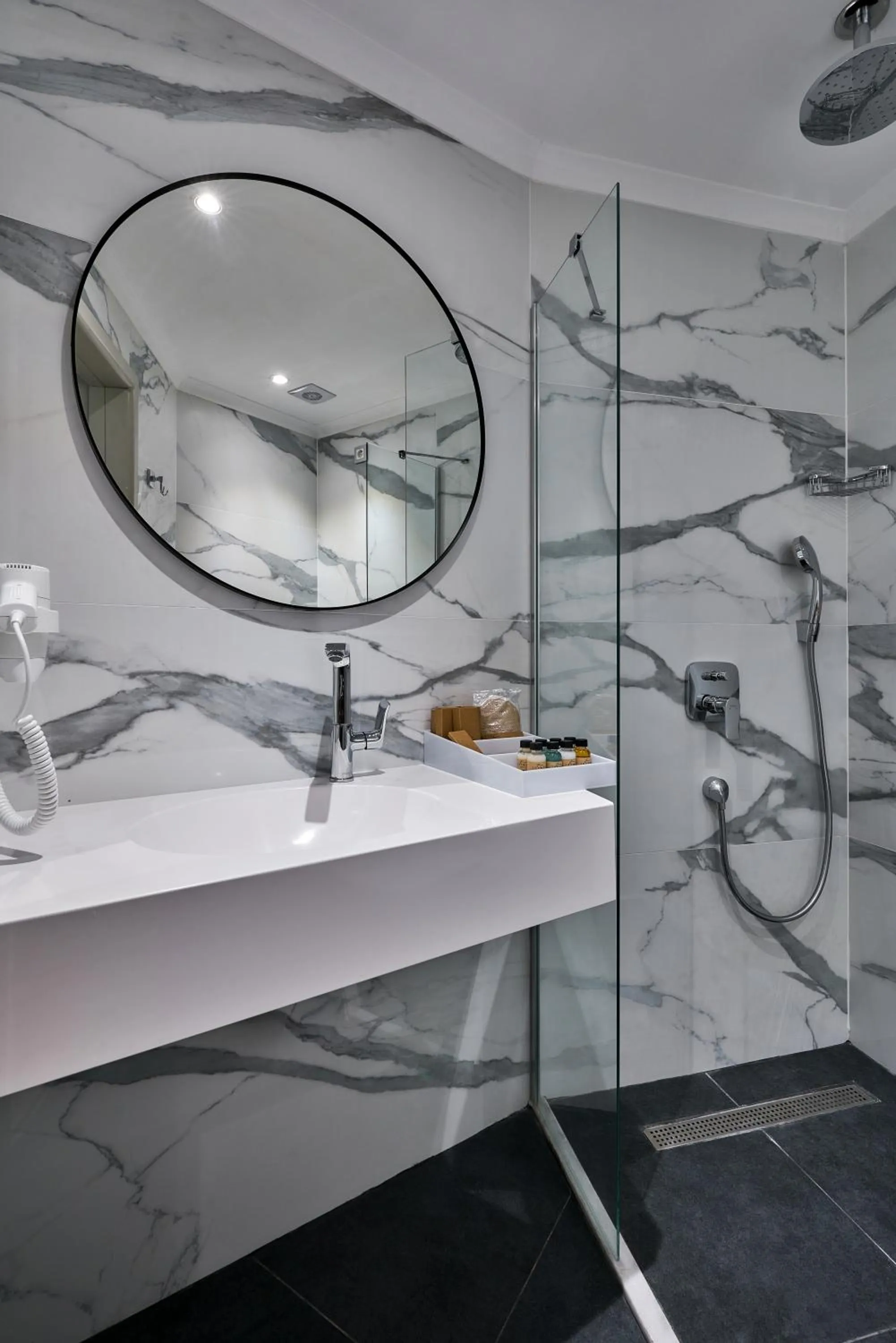 Shower in Joyway Hotels Istanbul Sultanahmet