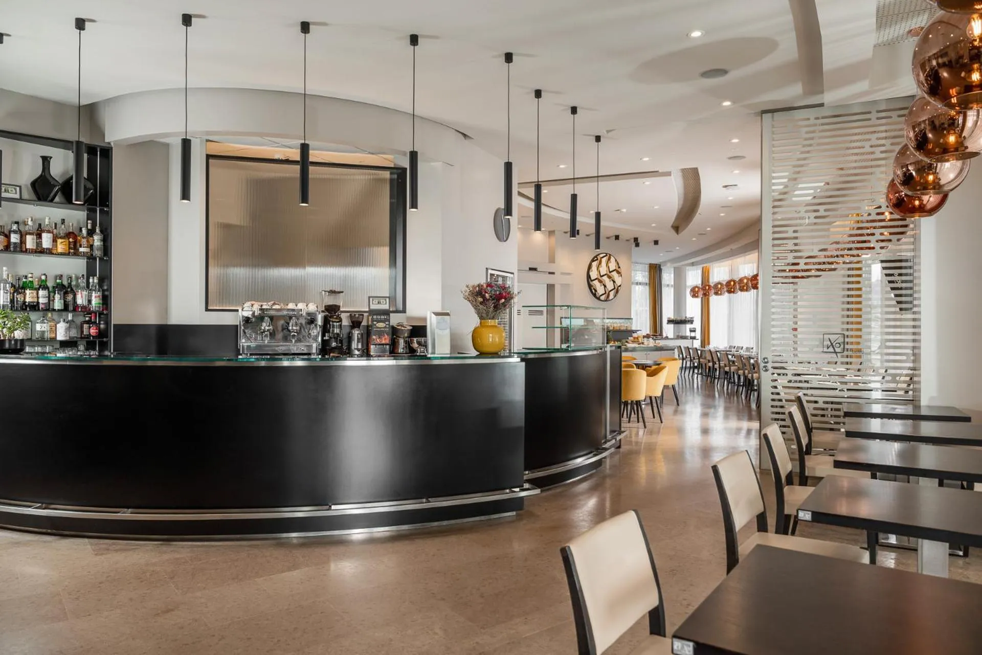 Restaurant/places to eat in Welcome Hotel