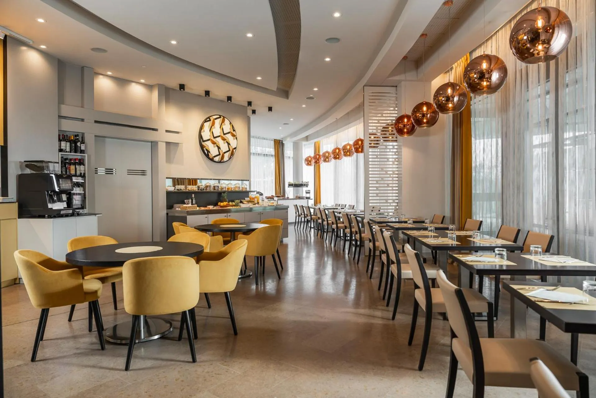 Restaurant/places to eat in Welcome Hotel