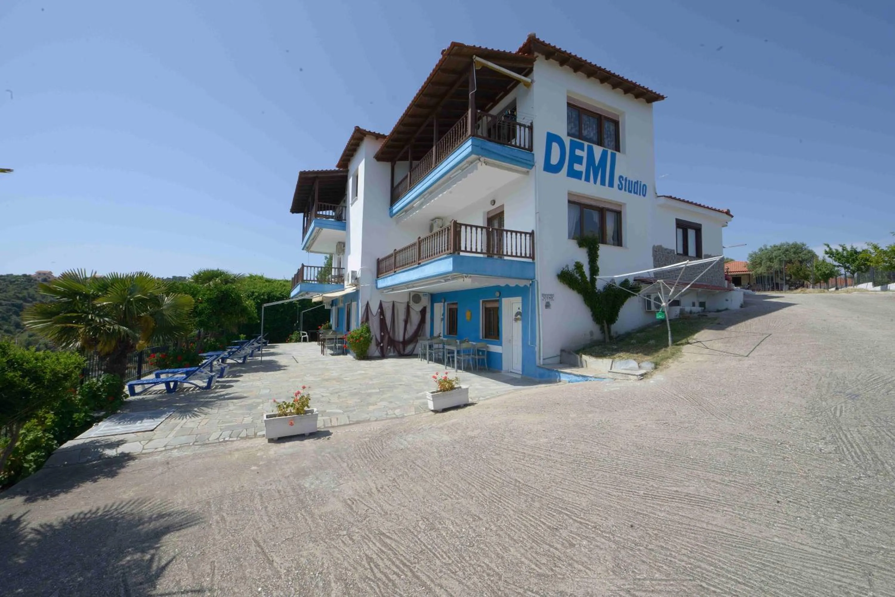 Facade/entrance in Demi Studios