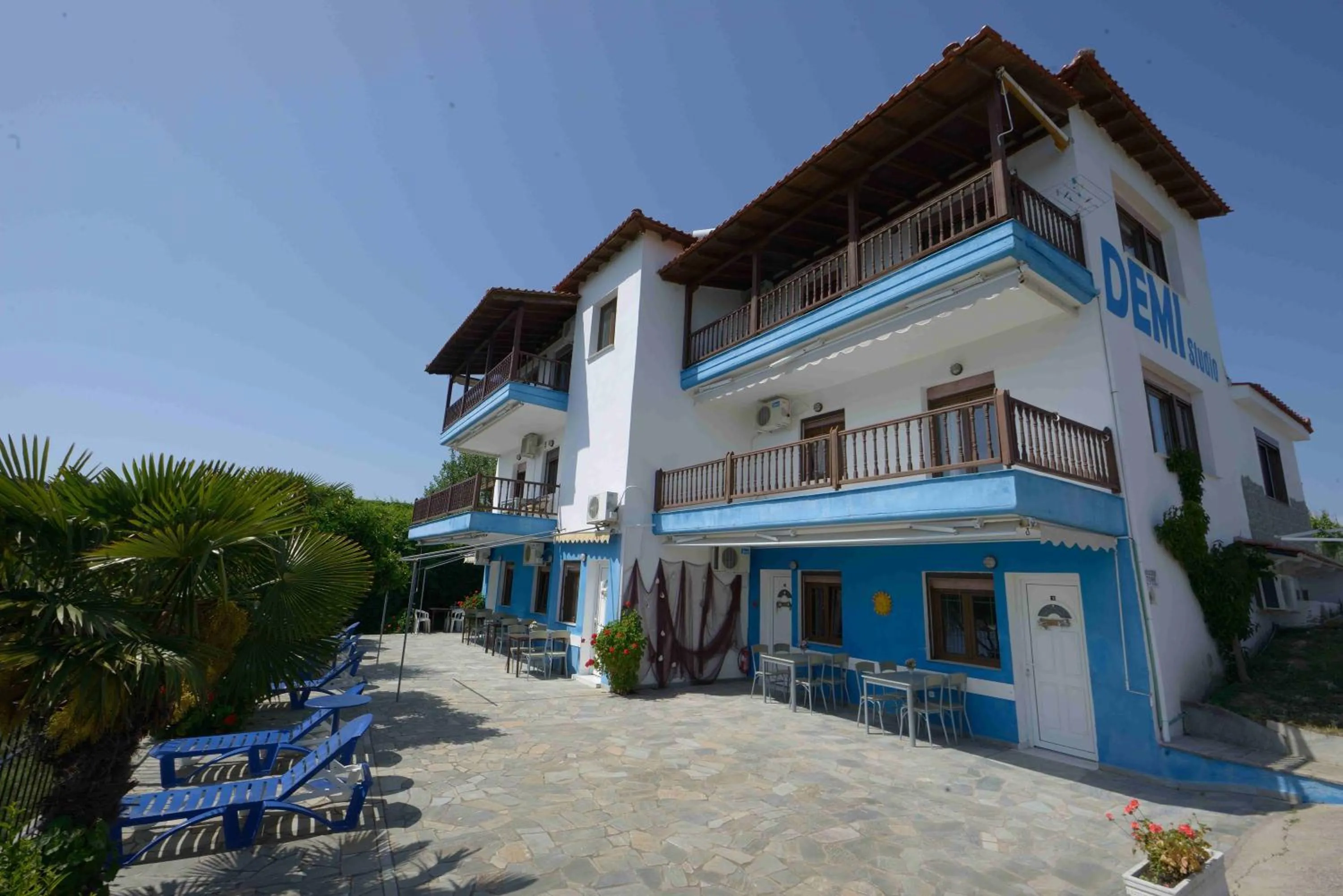 Facade/entrance in Demi Studios