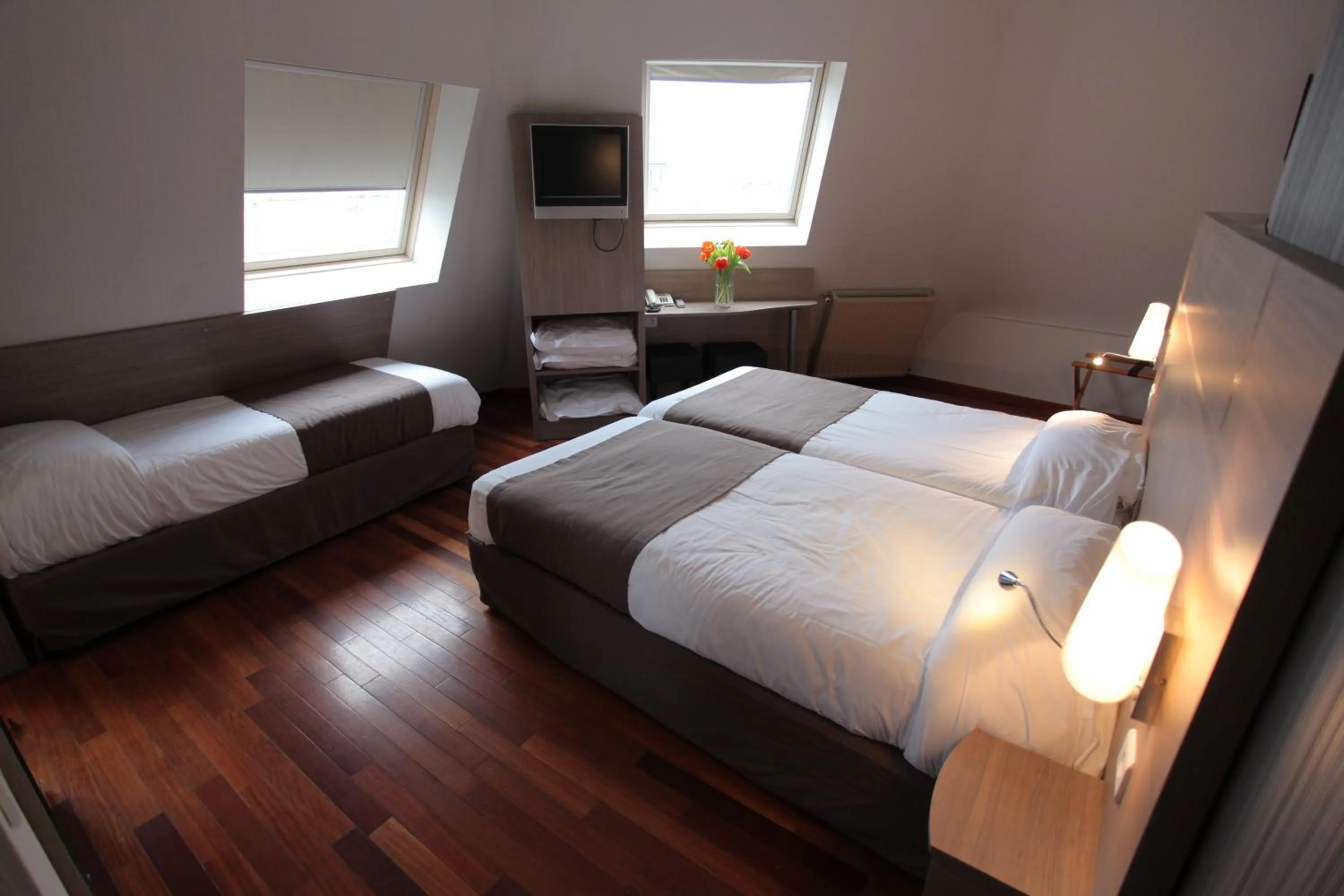 TV and multimedia, Bed in Grand Hotel du Loiret