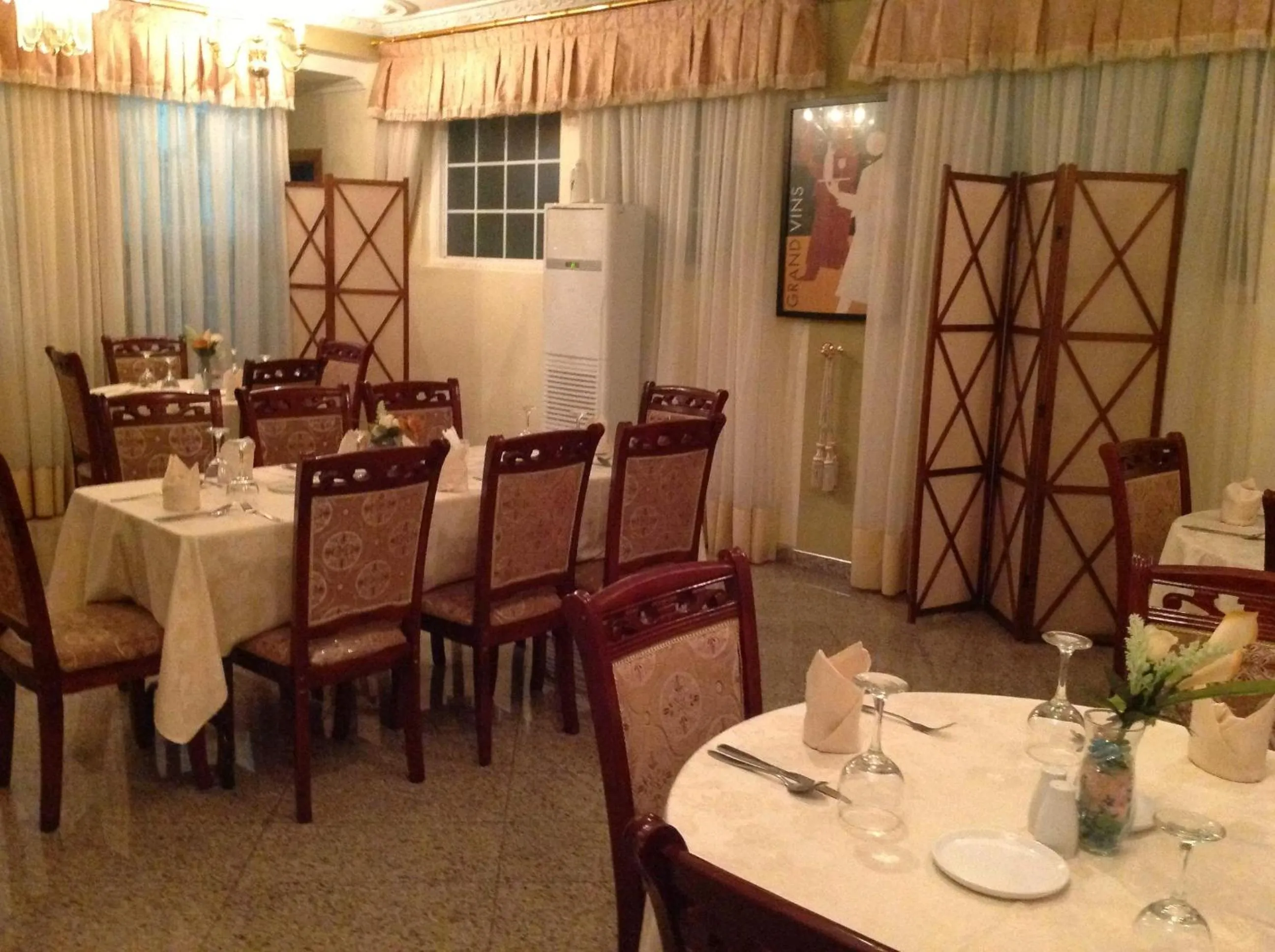 Restaurant/places to eat in Charleston Hotel