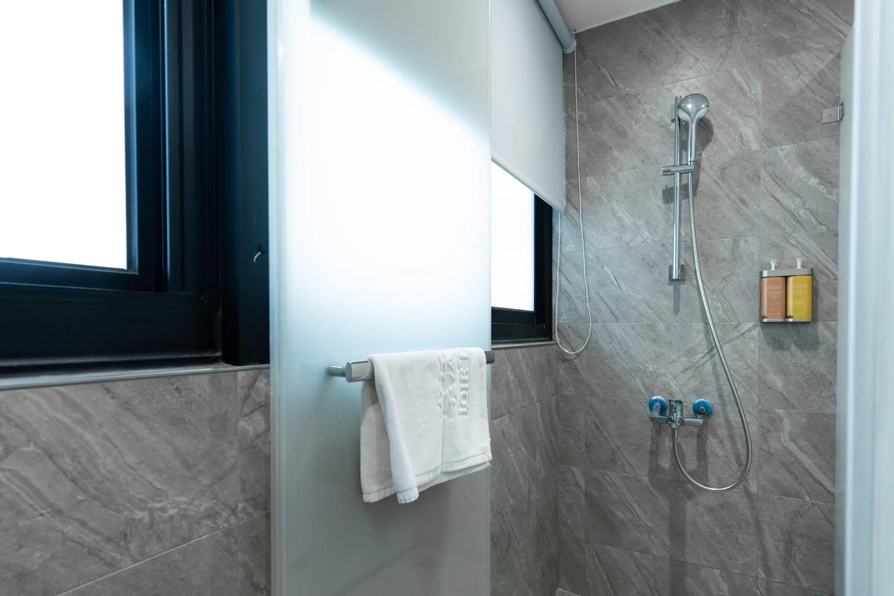 Shower in Joie de Inn