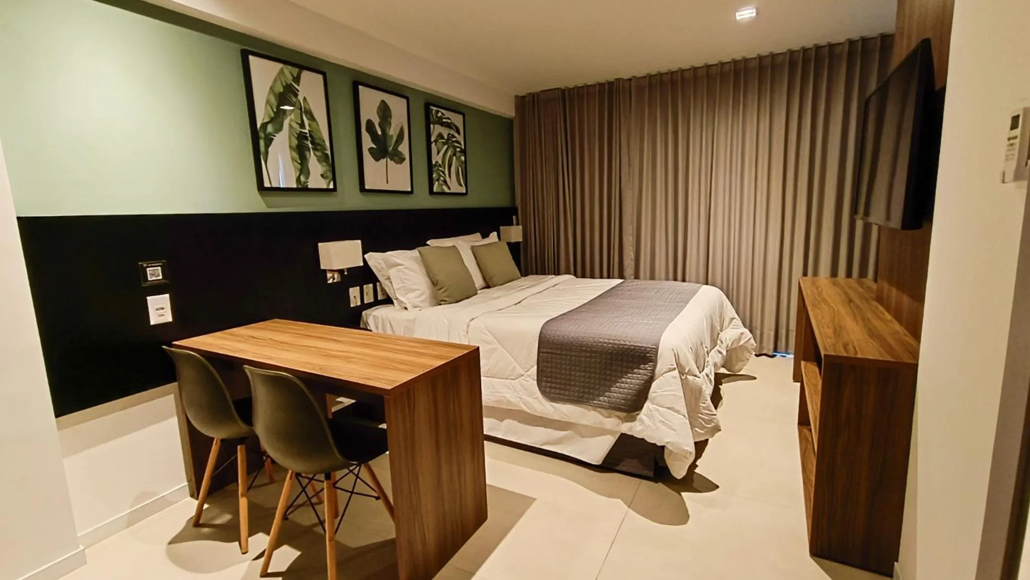 Photo of the whole room, Bed in RN Studio Premium