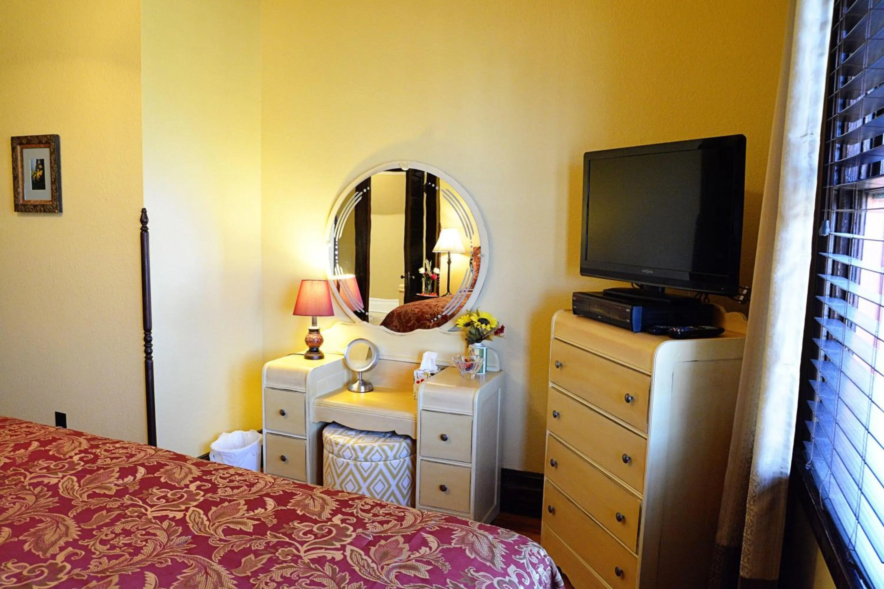 Bedroom, Bed in Iron Horse Inn