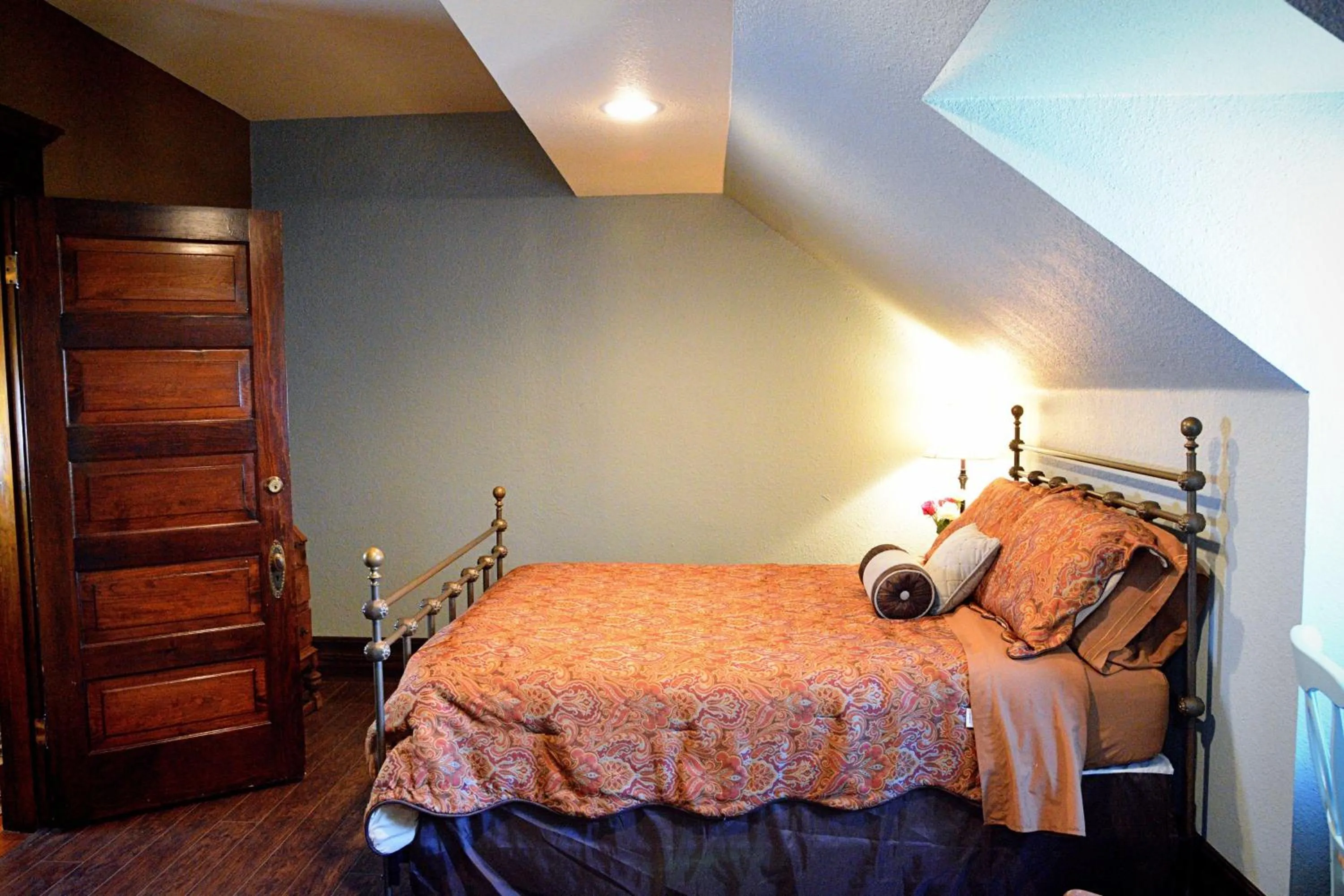 Bedroom, Bed in Iron Horse Inn