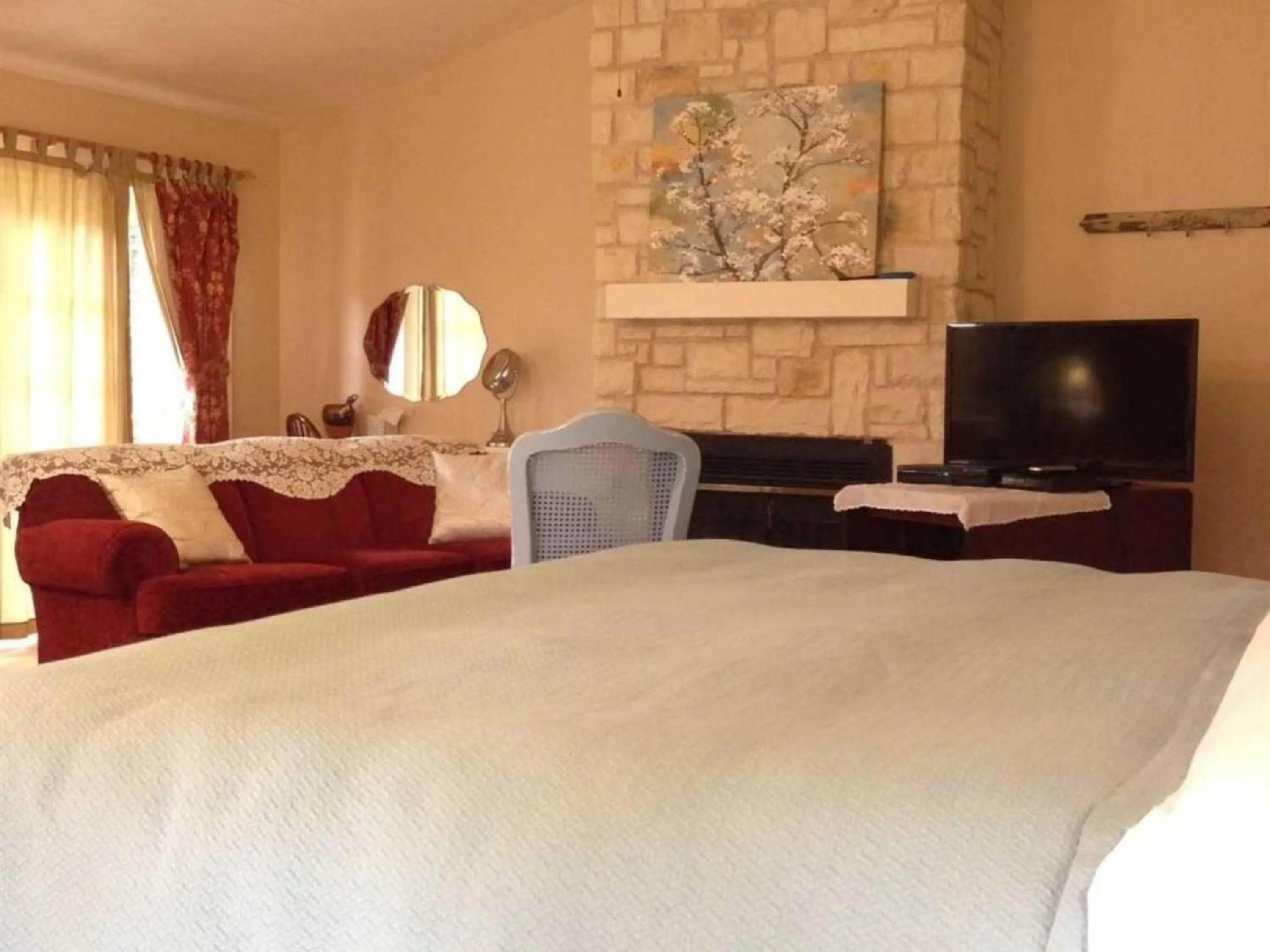 Bedroom, Bed in Iron Horse Inn