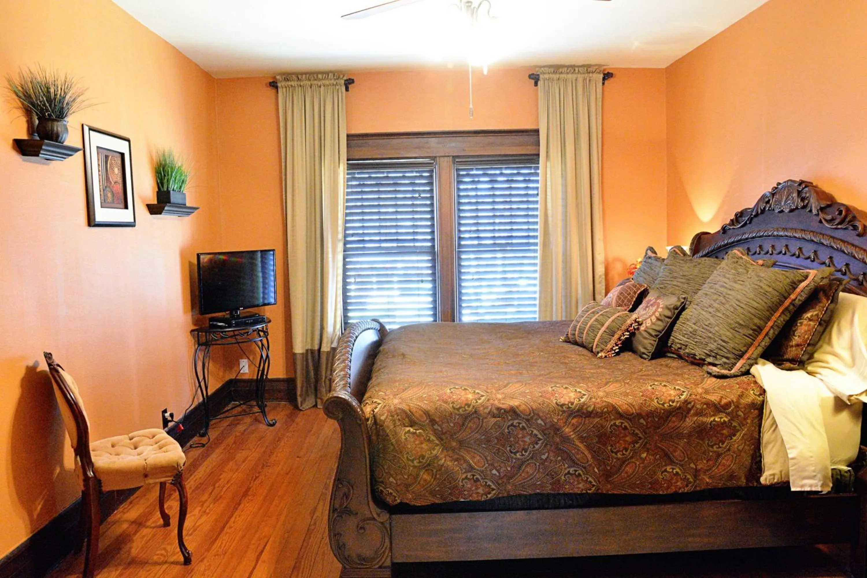Bedroom, Bed in Iron Horse Inn
