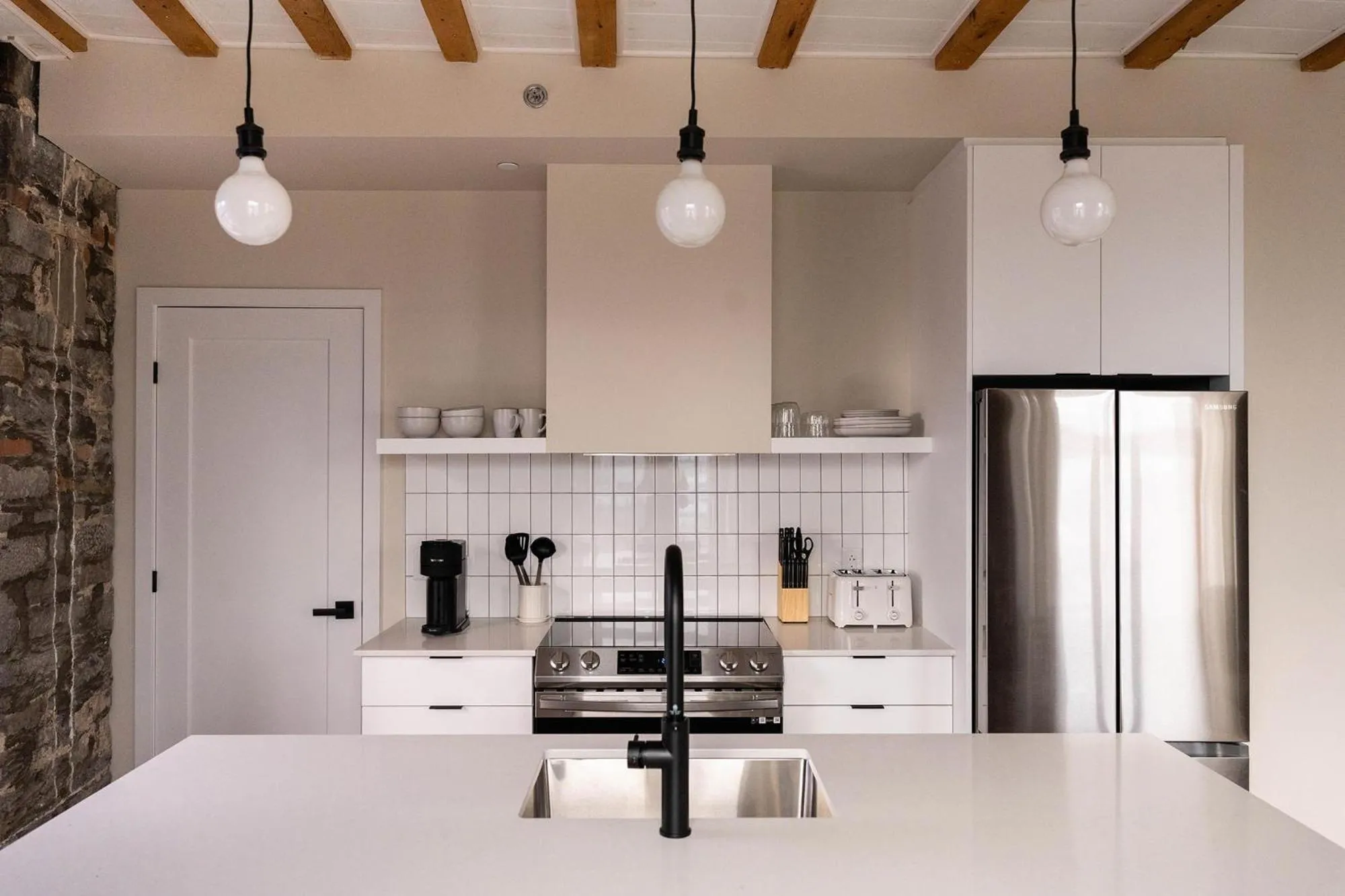 Coffee/tea facilities in Maison Place Royale by Luxury In Transit