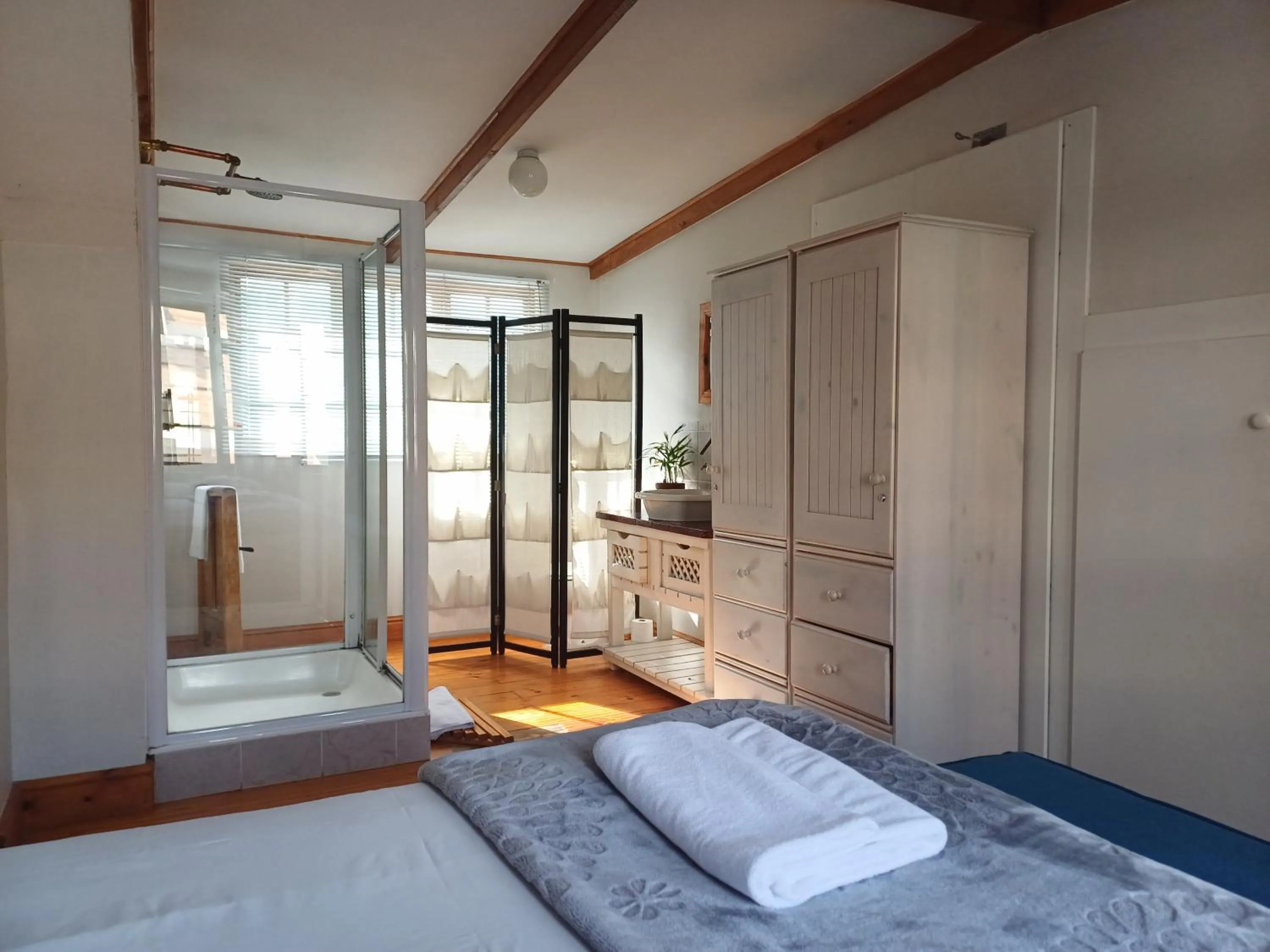 Bed in Loddey`s Guest House - by Beach Collection