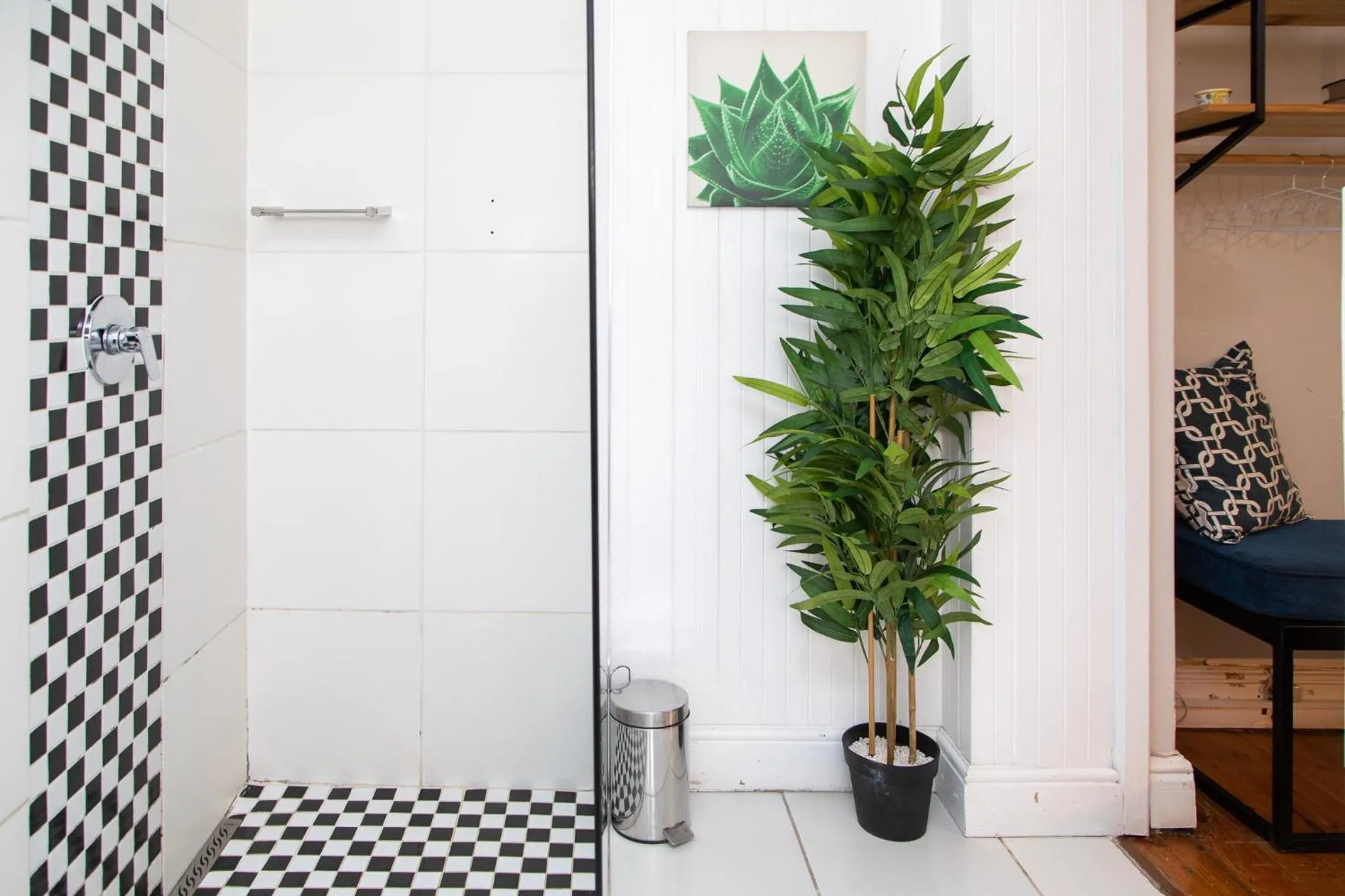 Shower in Loddey`s Guest House - by Beach Collection