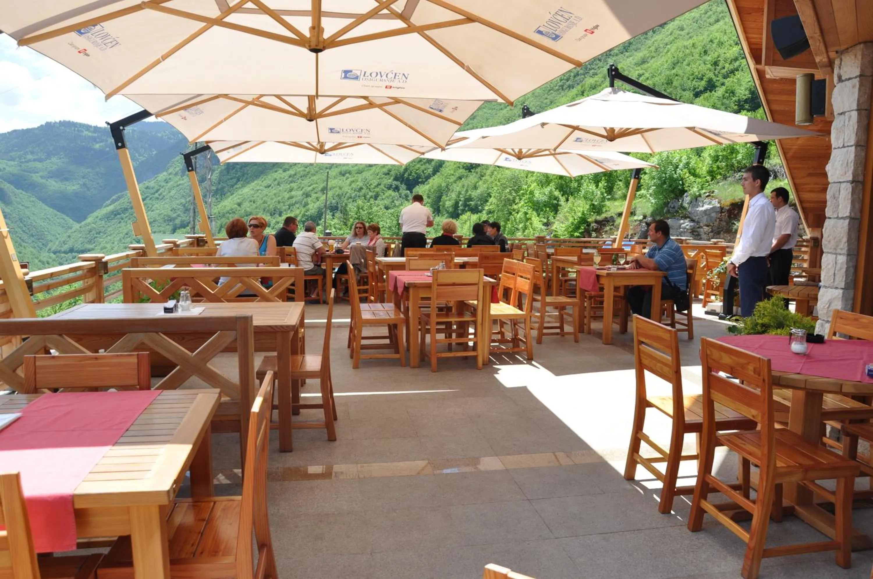 Restaurant/places to eat in Motel Tara MB