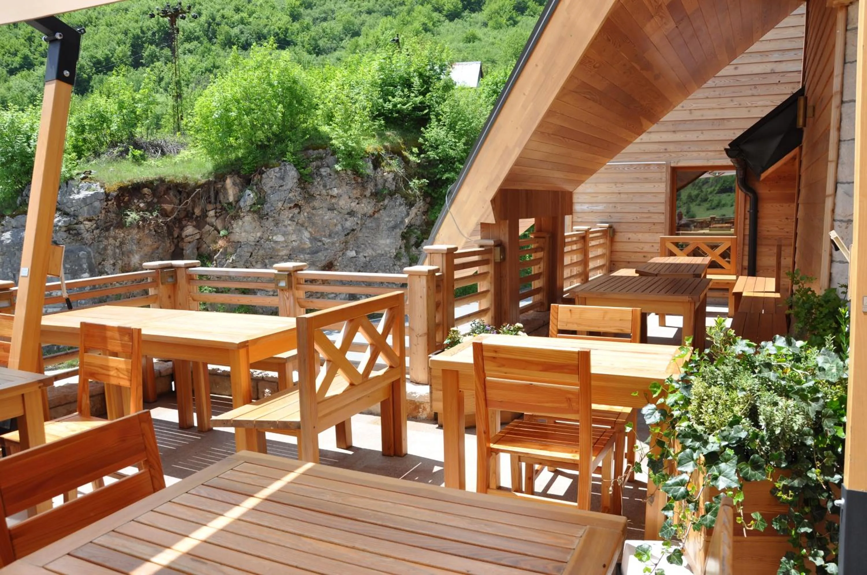 Restaurant/places to eat in Motel Tara MB