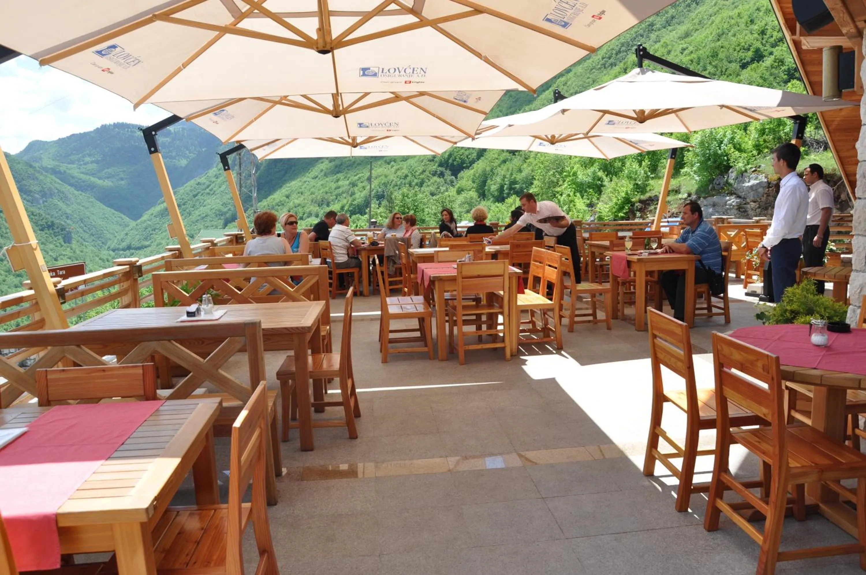 Restaurant/places to eat in Motel Tara MB