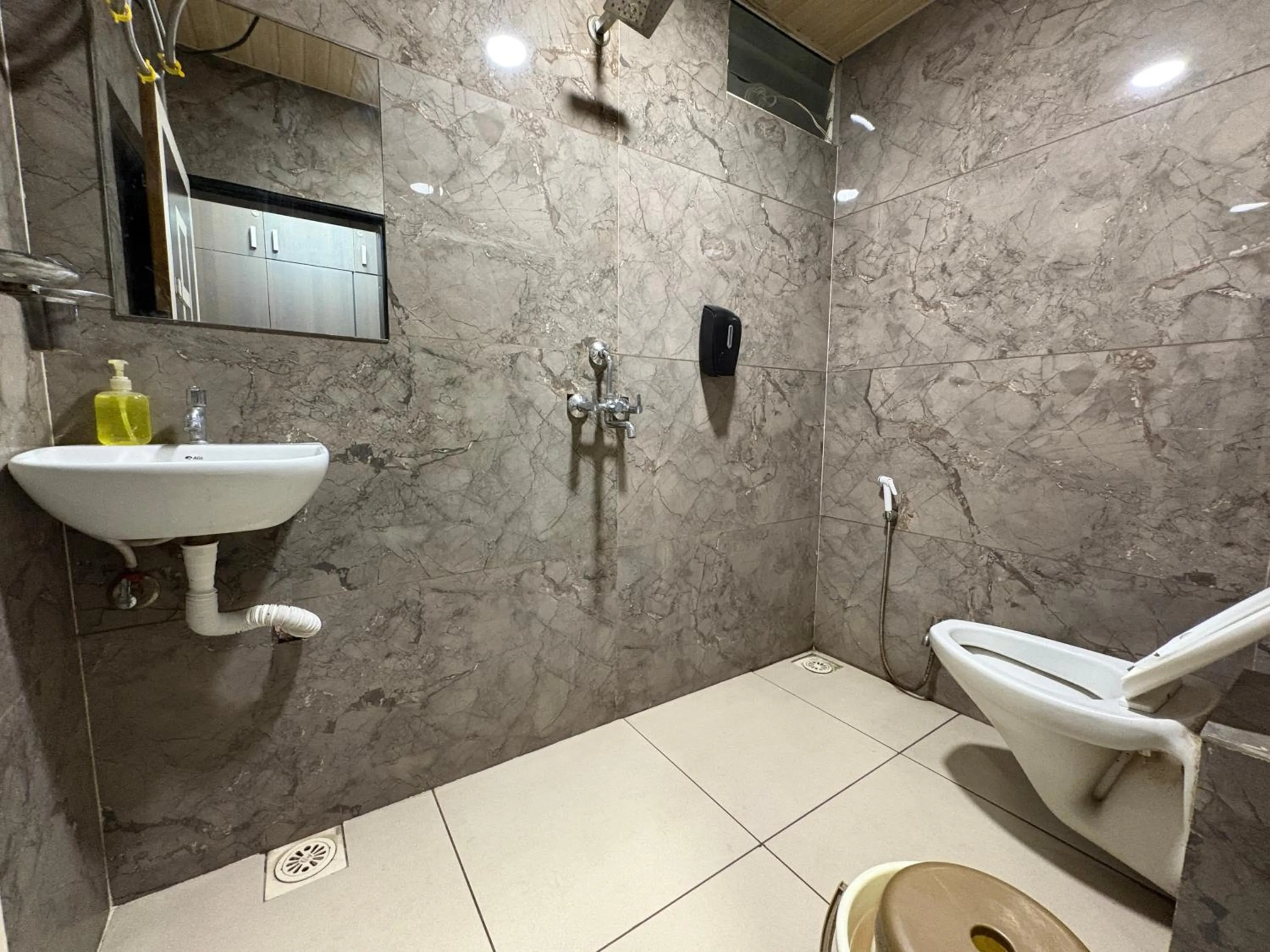 Shower in Hotel Anantshree Inn Shree Mahakaleshwar Temple Ujjain