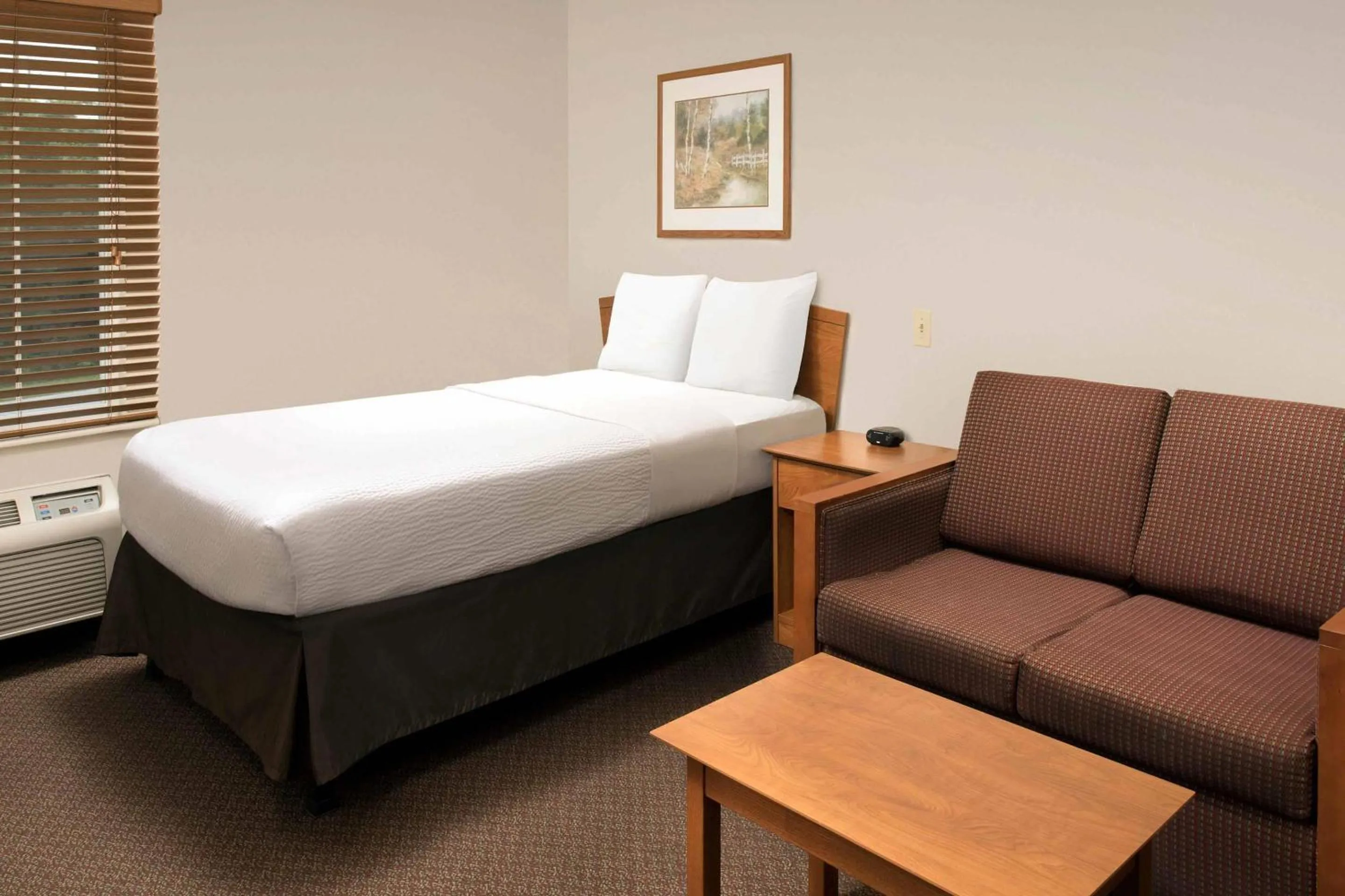 Bedroom, Bed in WoodSpring Suites Spartanburg - Duncan