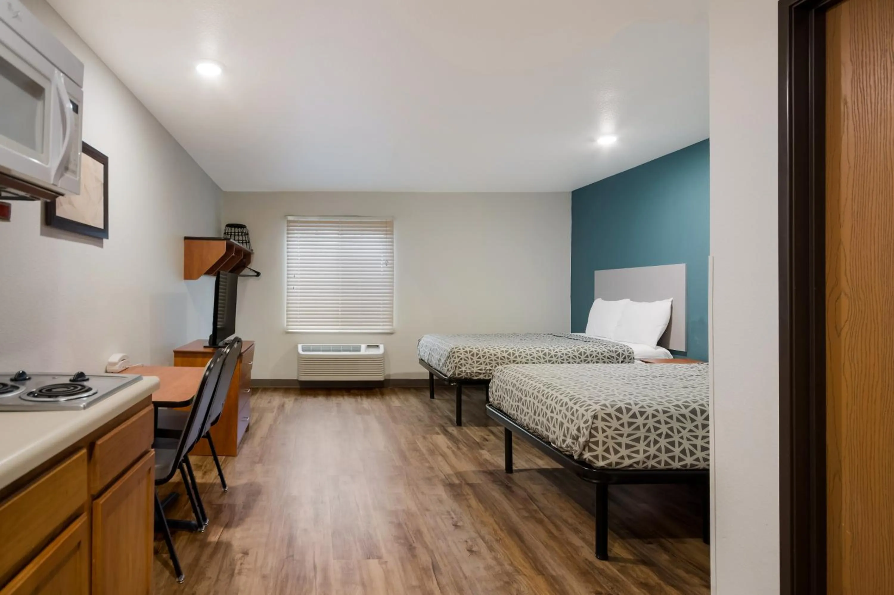 Bedroom, Bed in WoodSpring Suites Greenville Simpsonville