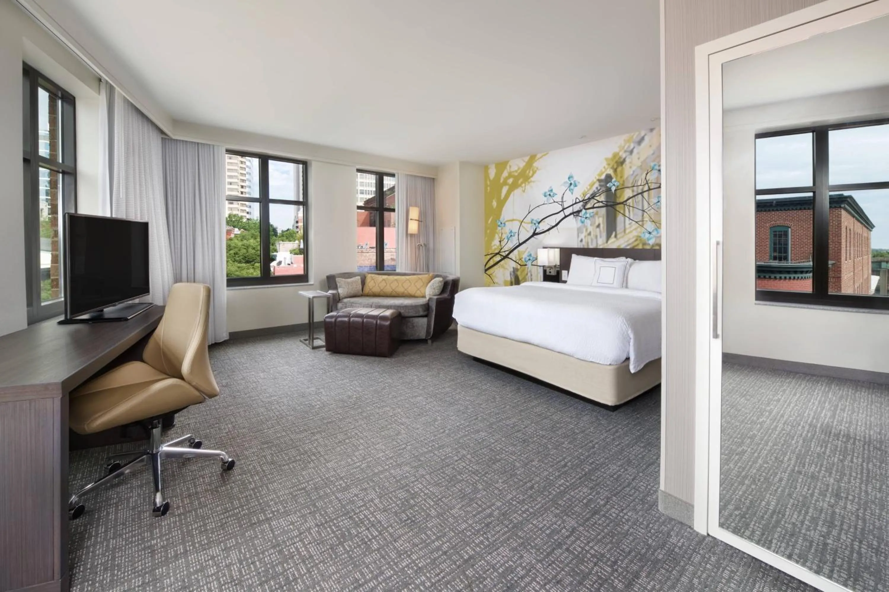 Photo of the whole room, Bed in Courtyard by Marriott Richmond Downtown