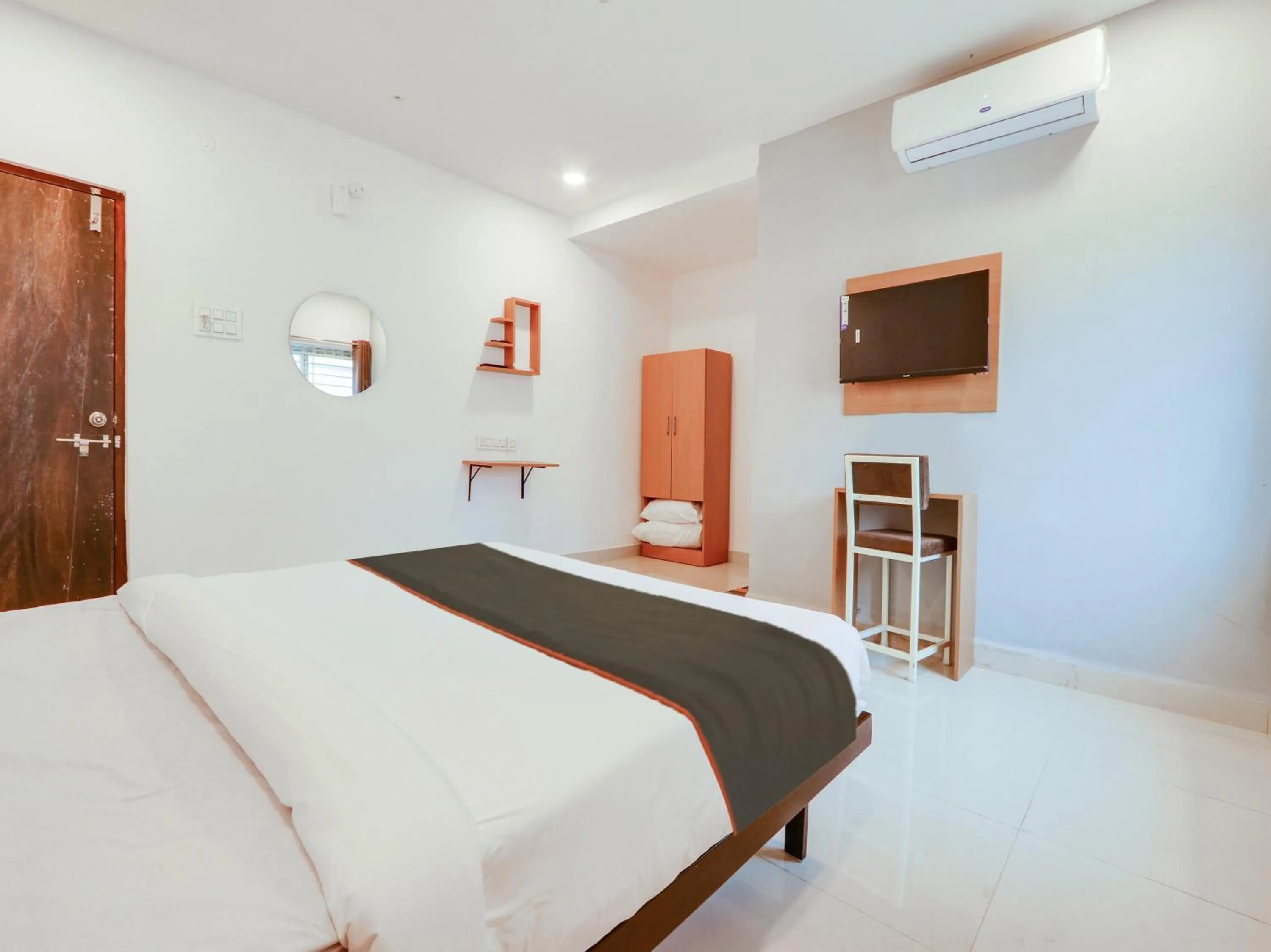 Bedroom, Bed in Super Collection O White Ridge Kamineni