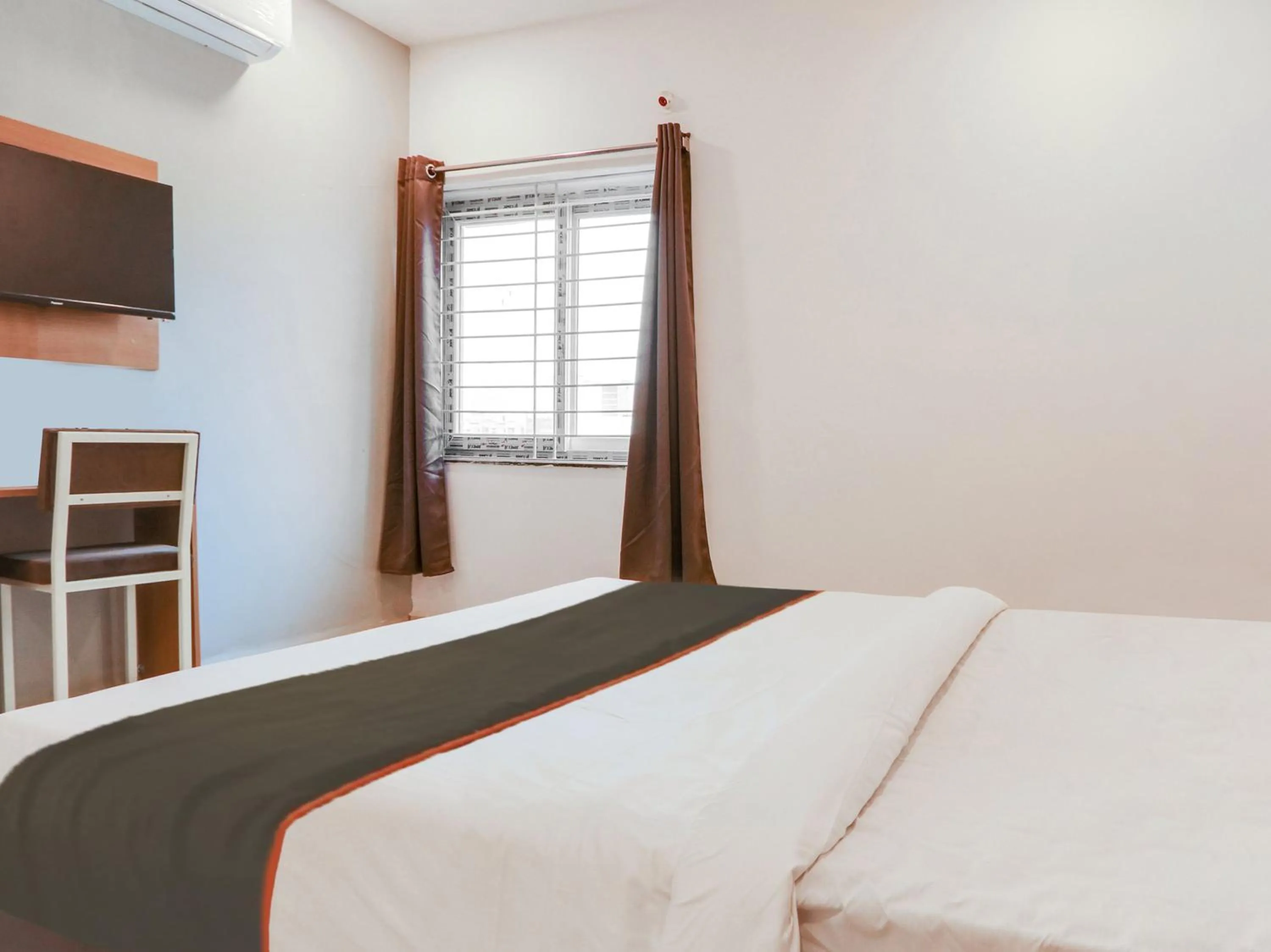 Bedroom, Bed in Super Collection O White Ridge Kamineni