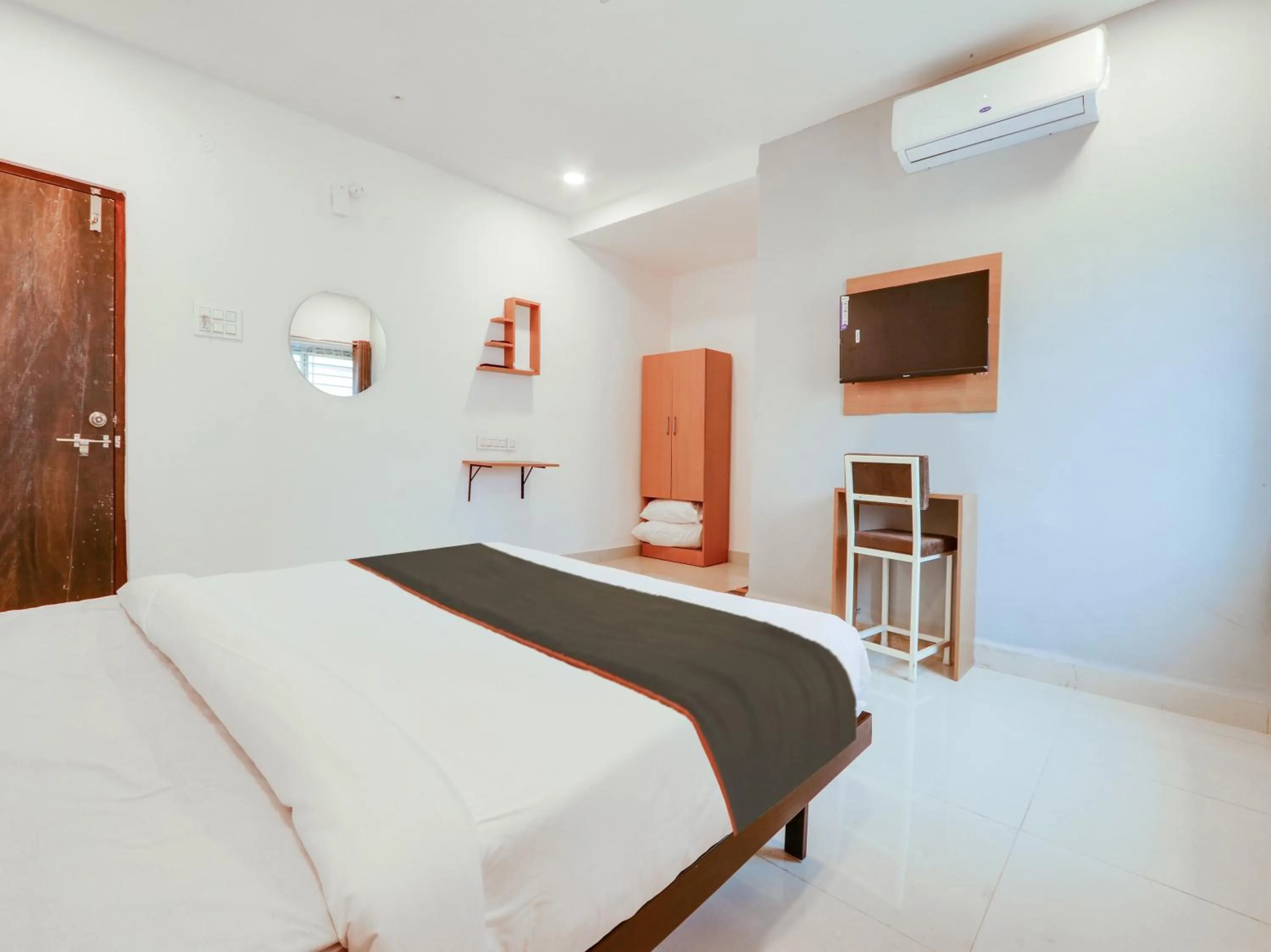 Bedroom, Bed in Super Collection O White Ridge Kamineni