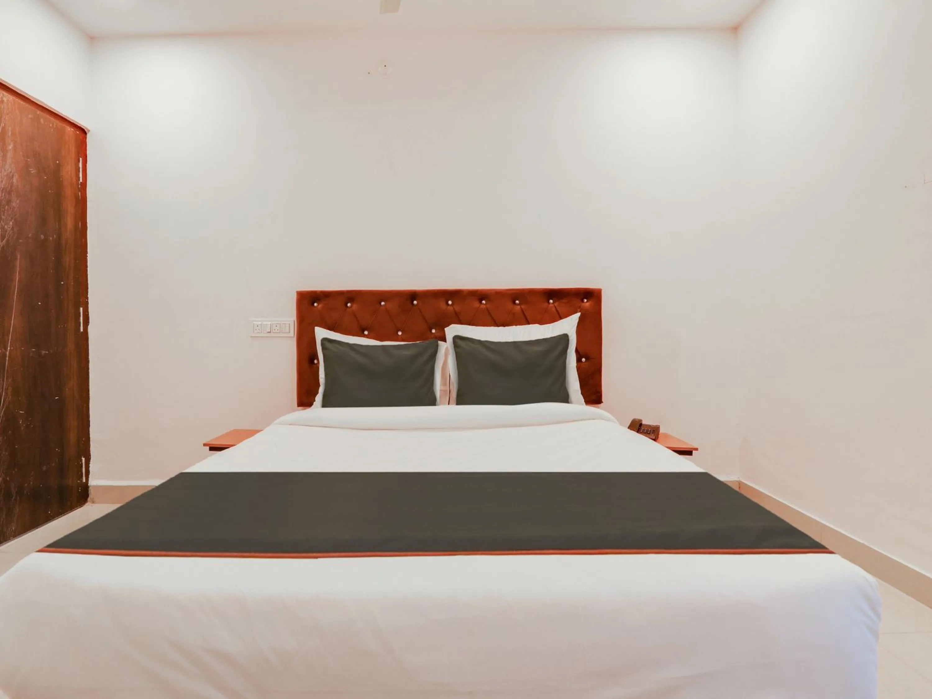 Bedroom, Bed in Super Collection O White Ridge Kamineni