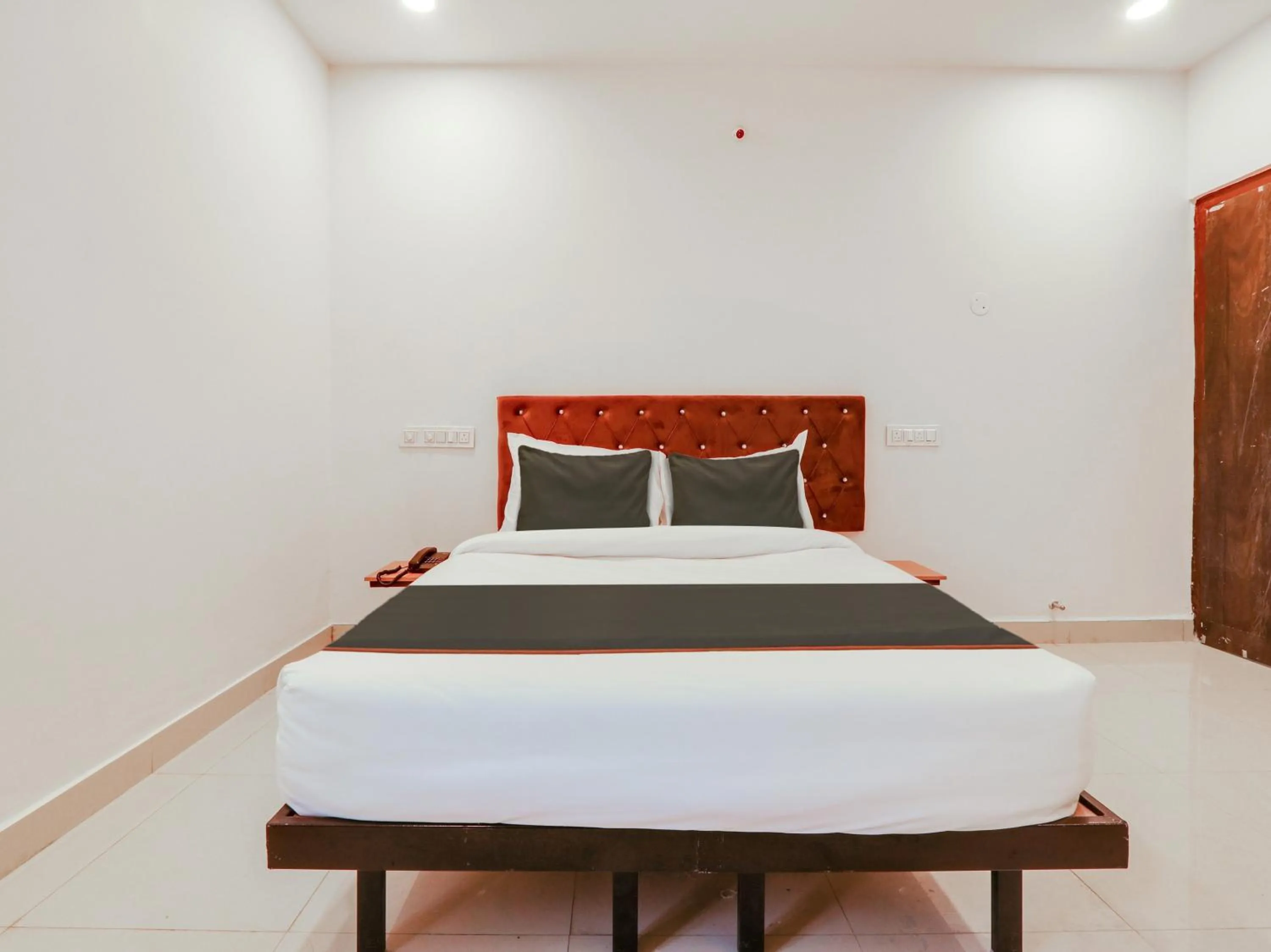 Bedroom, Bed in Super Collection O White Ridge Kamineni