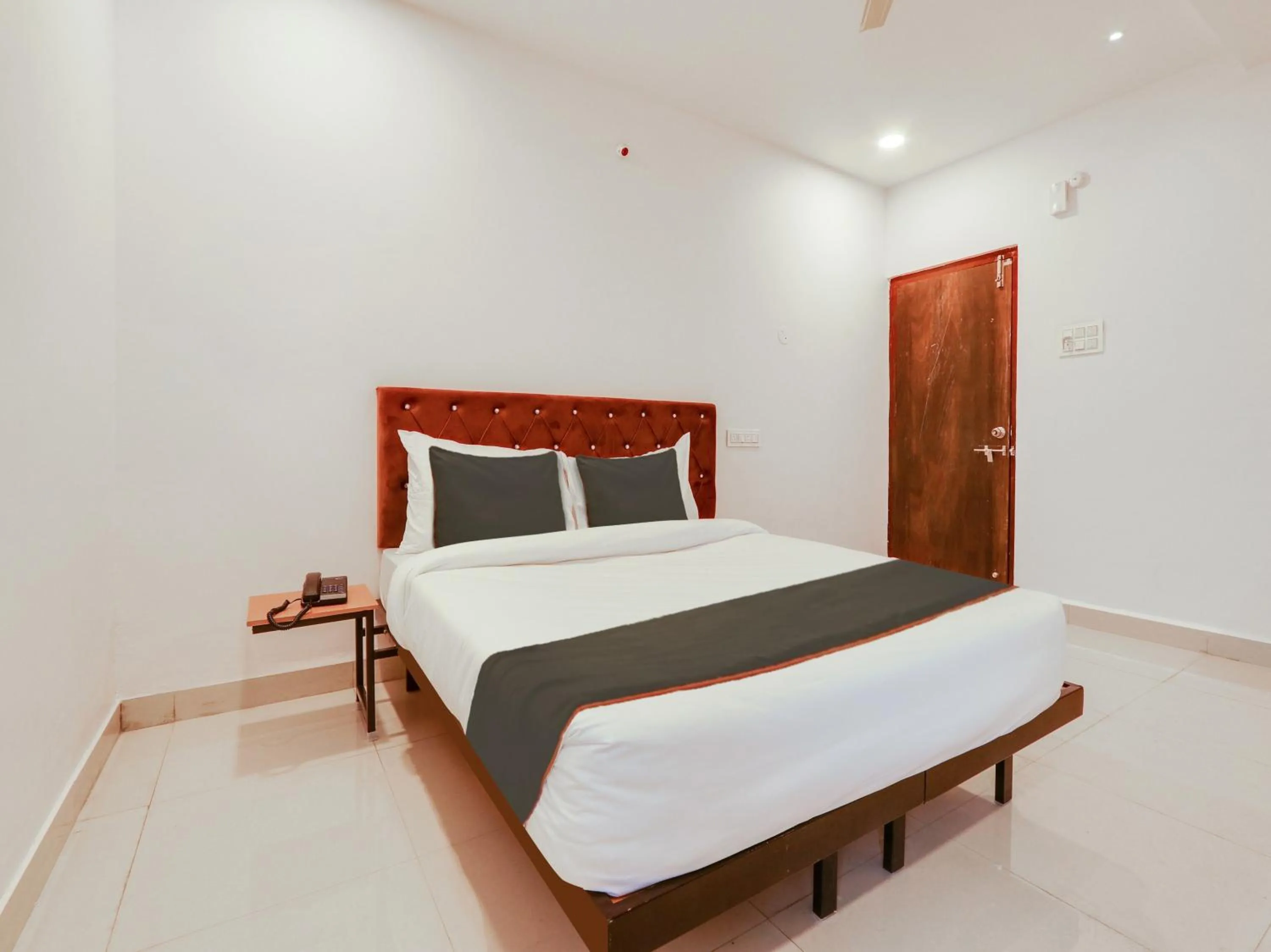 Bedroom, Bed in Super Collection O White Ridge Kamineni