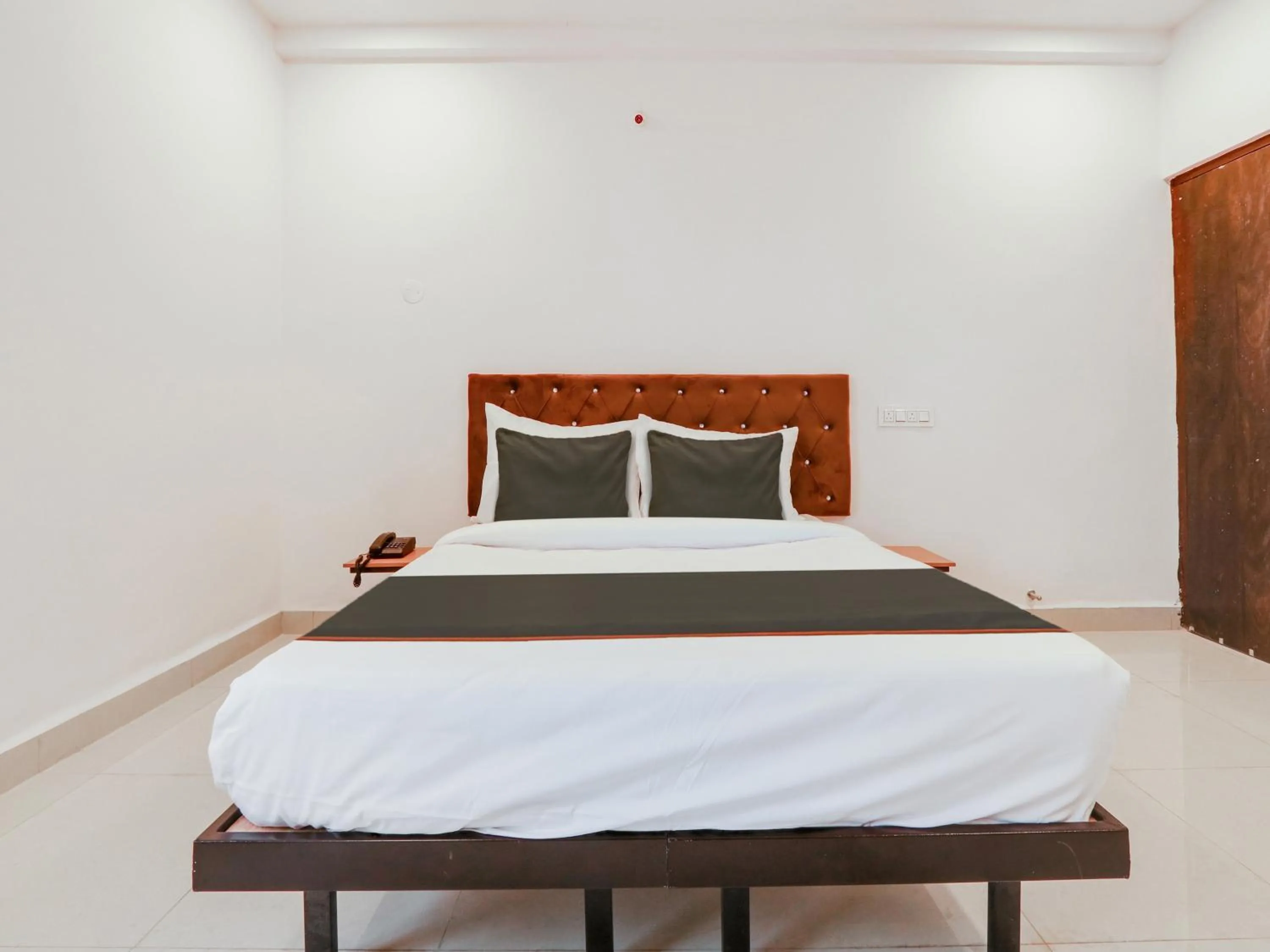 Bedroom, Bed in Super Collection O White Ridge Kamineni