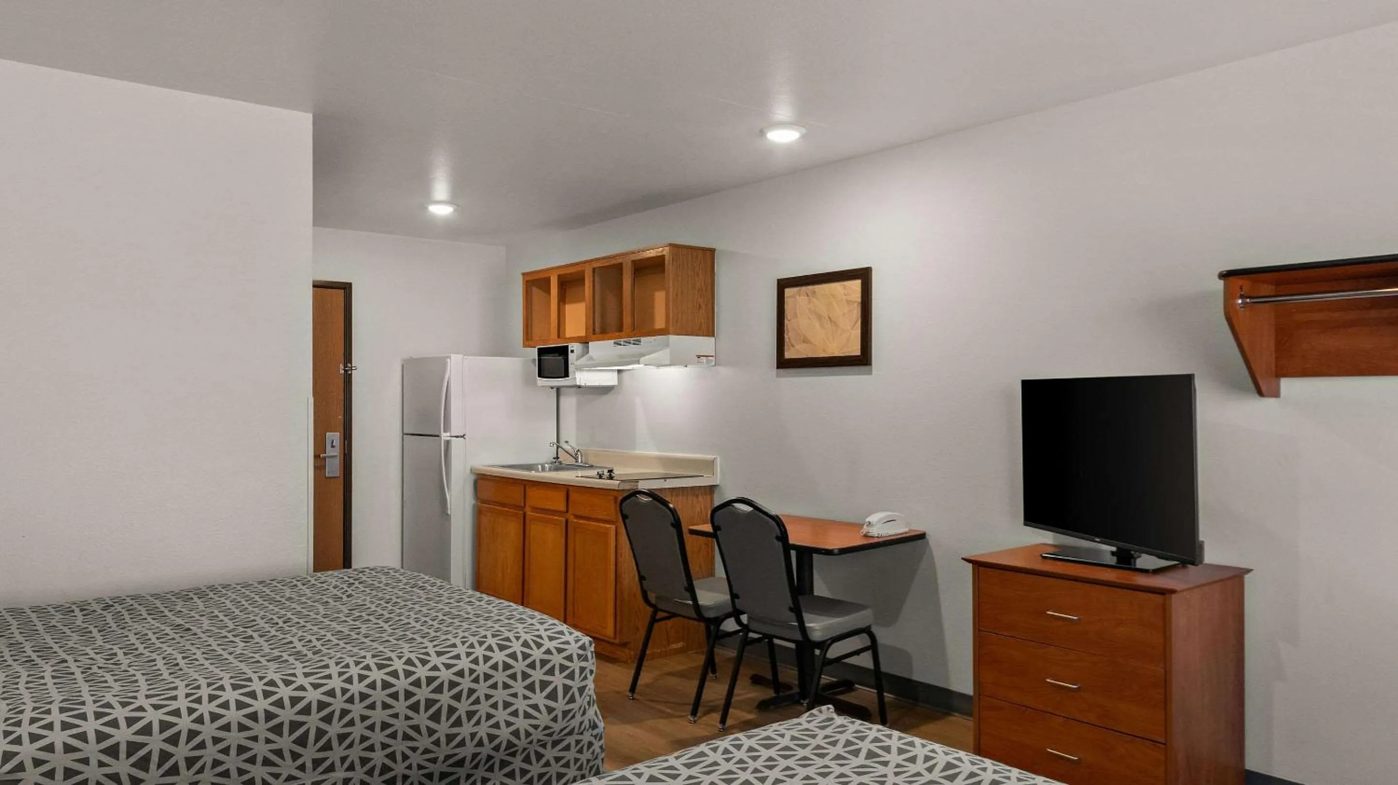 Bedroom, Bed in WoodSpring Suites Evansville