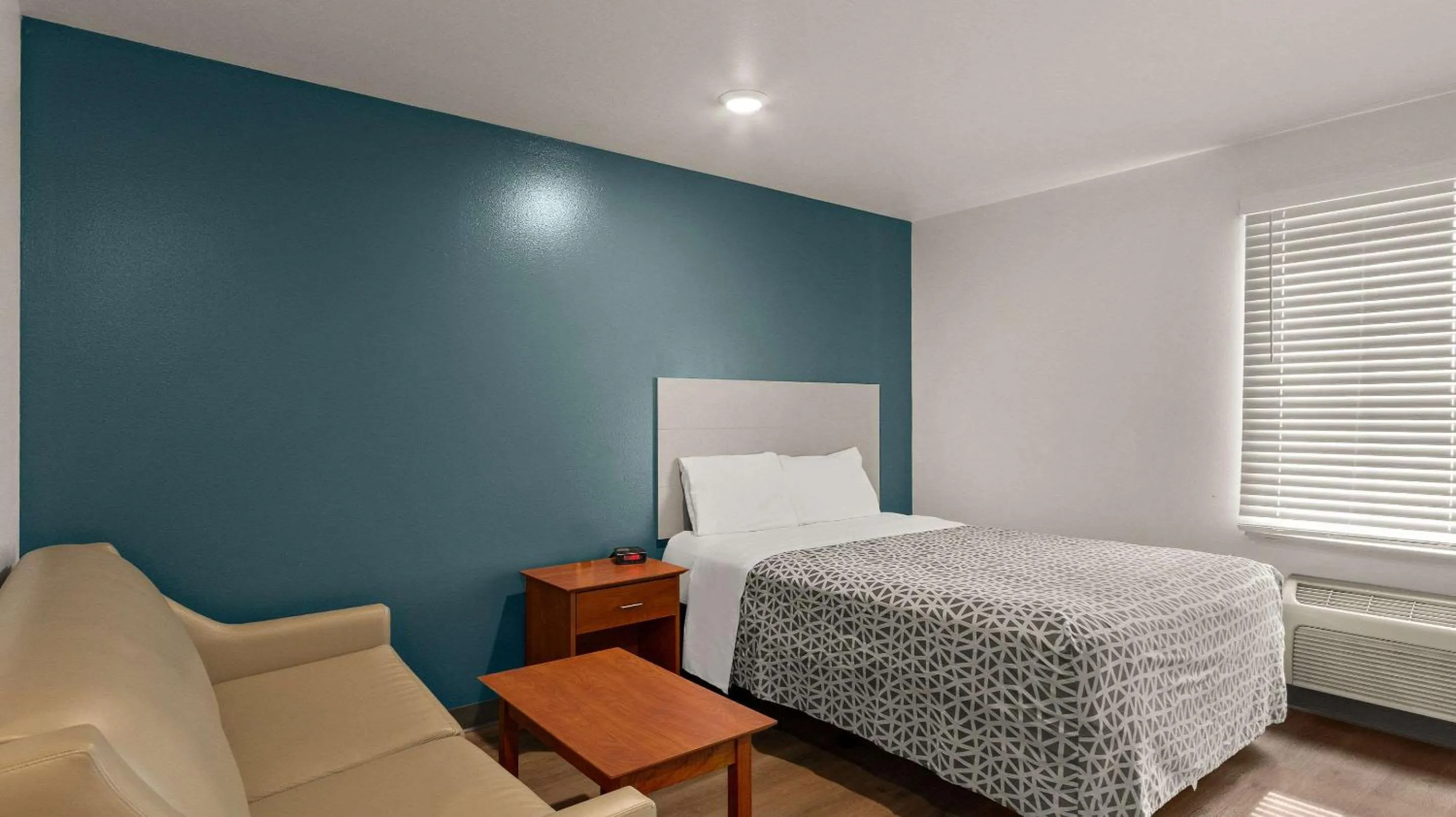Bedroom, Bed in WoodSpring Suites Evansville