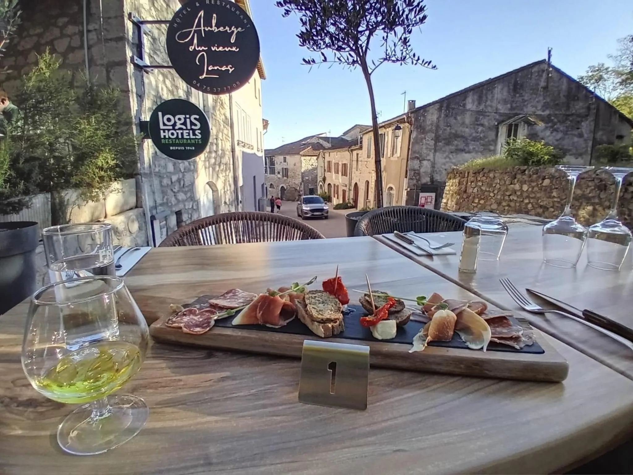 Restaurant/places to eat in Auberge du Vieux Lanas Logis Hotel Restaurant